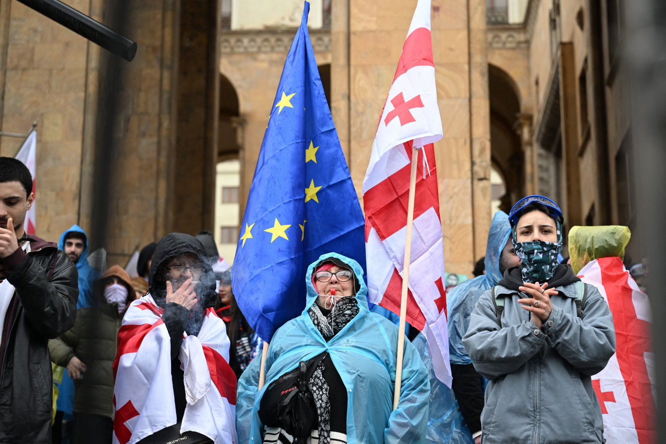 Elfogadták a civileket orosz mintára megbélyegző georgiai ügynöktörvényt
