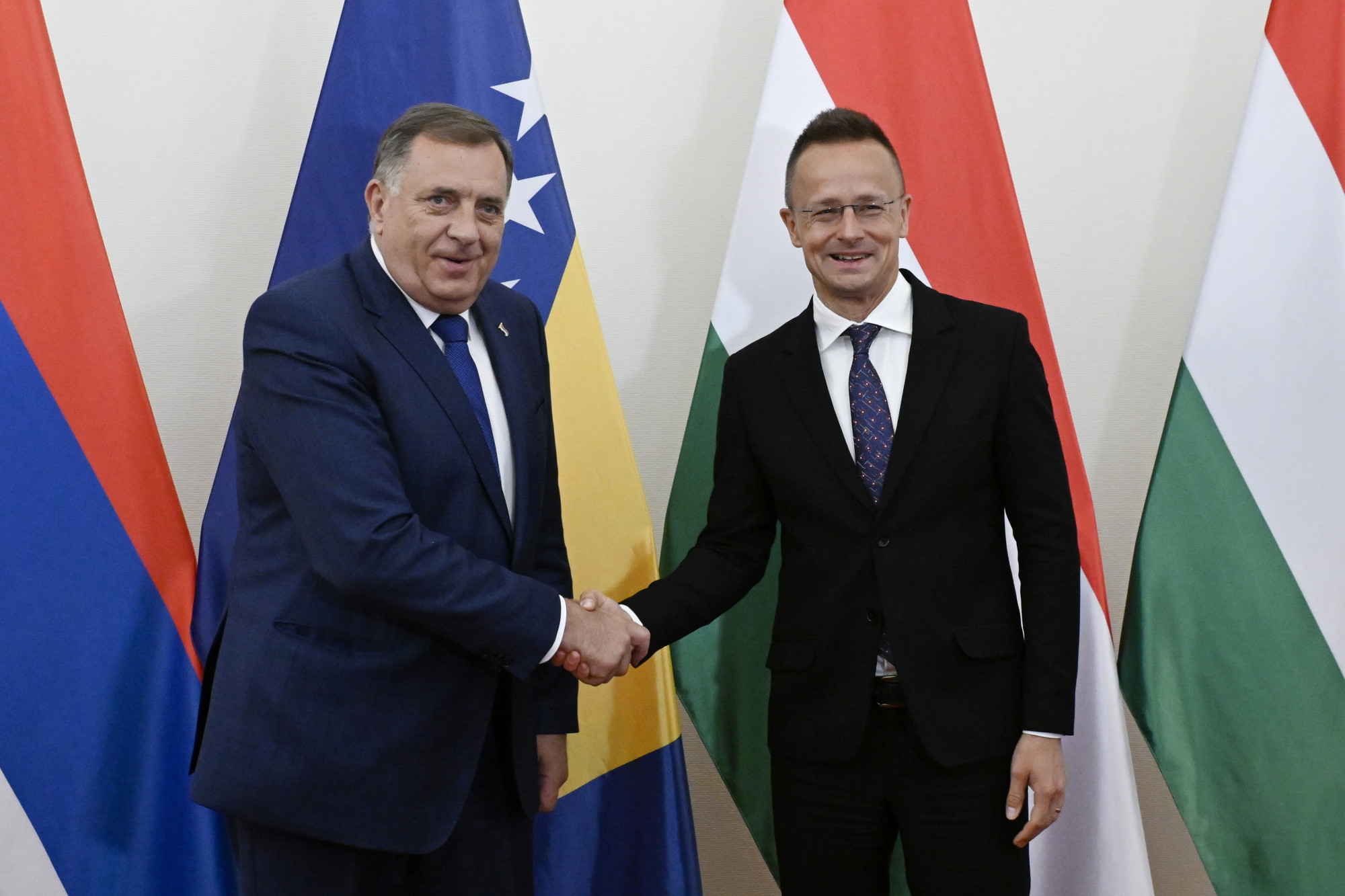 Szijjártó Péter külgazdasági és külügyminiszter fogadja hivatalában Milorad Dodikot 2024. május 15-én.