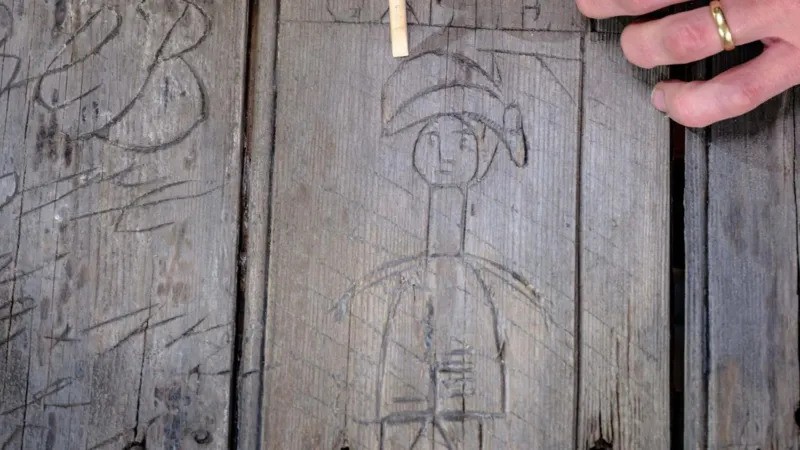 Fellógatott Napóleonnal kidekorált ajtót találtak Angliában