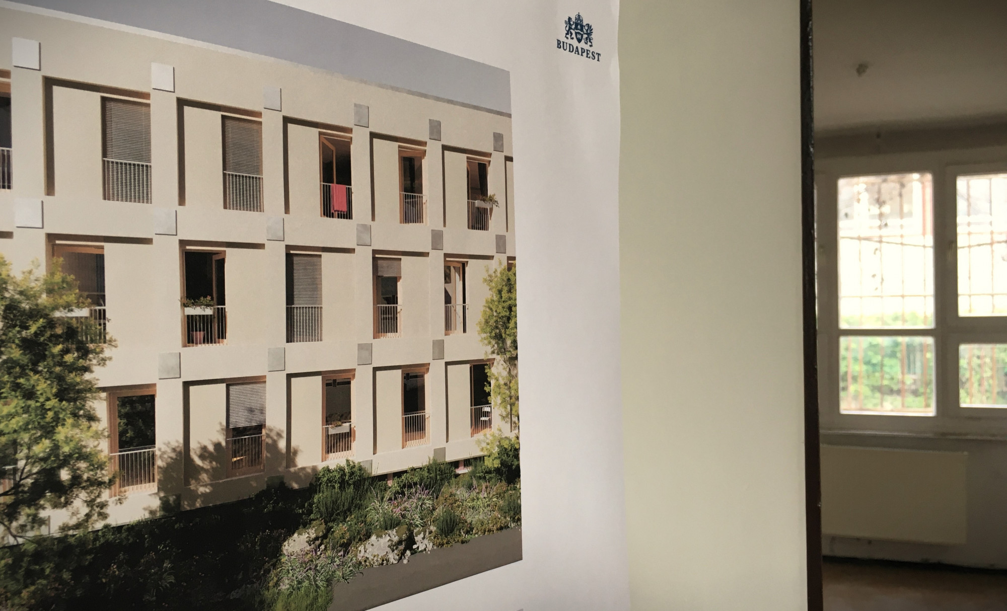 Homlokzati látványterv az egyik lakássá átalakítandó tanterem ajtaján az AHA Budapest újpesti mintaprojektjének sajtóbejárásán 2024. május 15-én