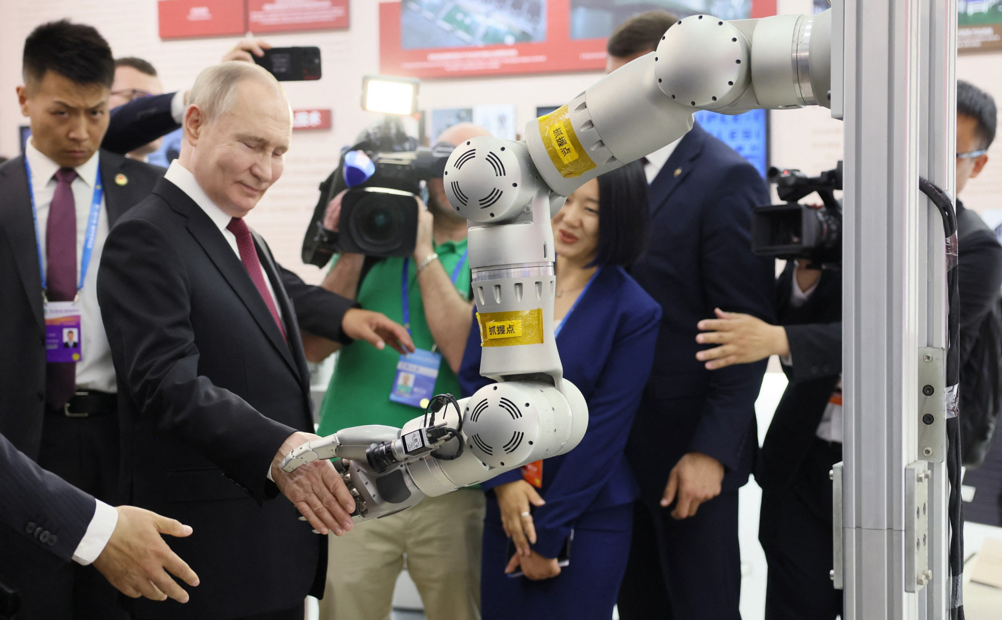 Putyin kezet fogott egy robotkarral Kínában