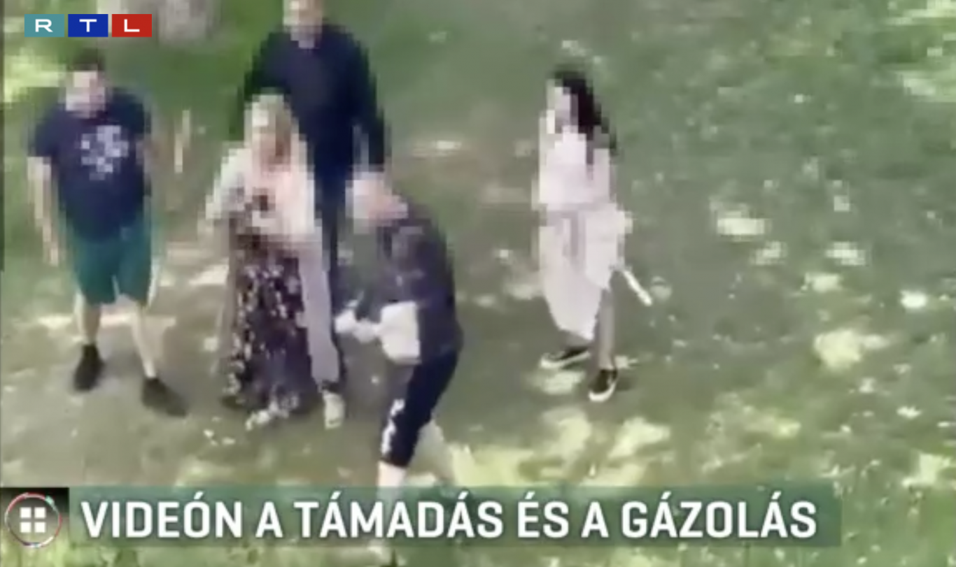 Bozótvágó késsel és lapátokkal támadtak egymásra Pécsett az Árkád áruház előtt, majd szándékosan elgázoltak két embert a járdán, közben végig vették az egészet telefonnal