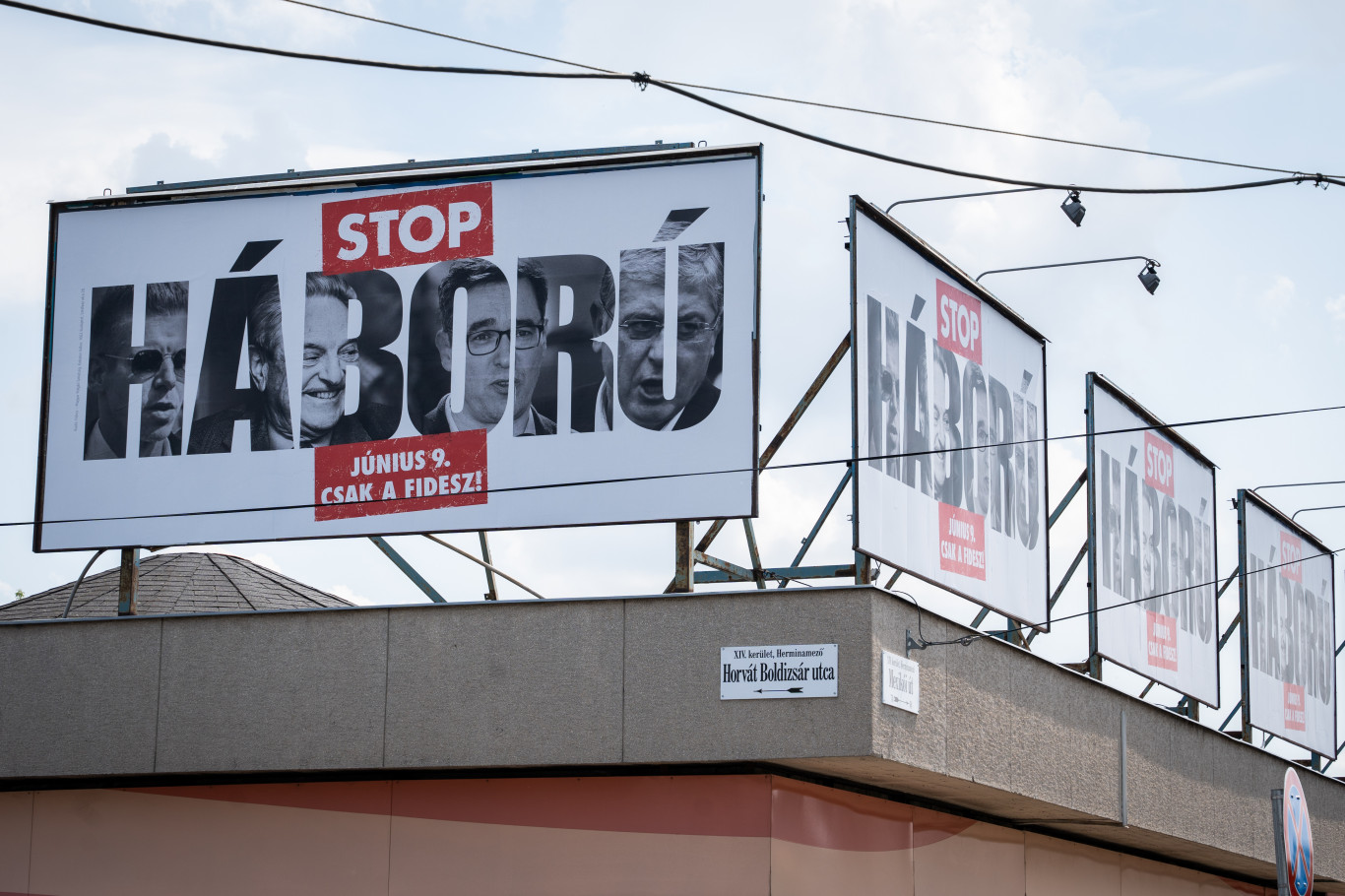 A BKV-é az épület, ahol plakátok sora hirdeti, hogy Karácsony háborúpárti