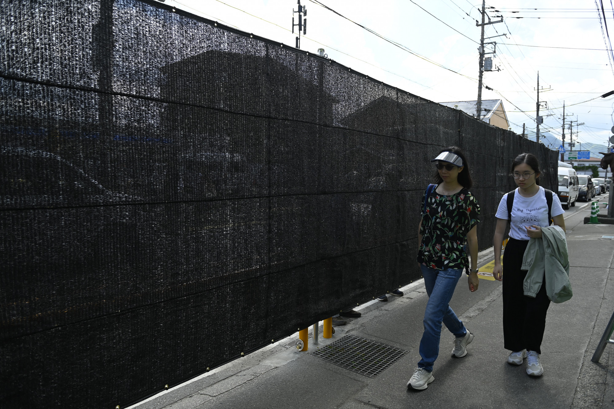 Japánban paravánt húztak a járda elé, ahonnan a legjobb volt a kilátás a Fudzsira