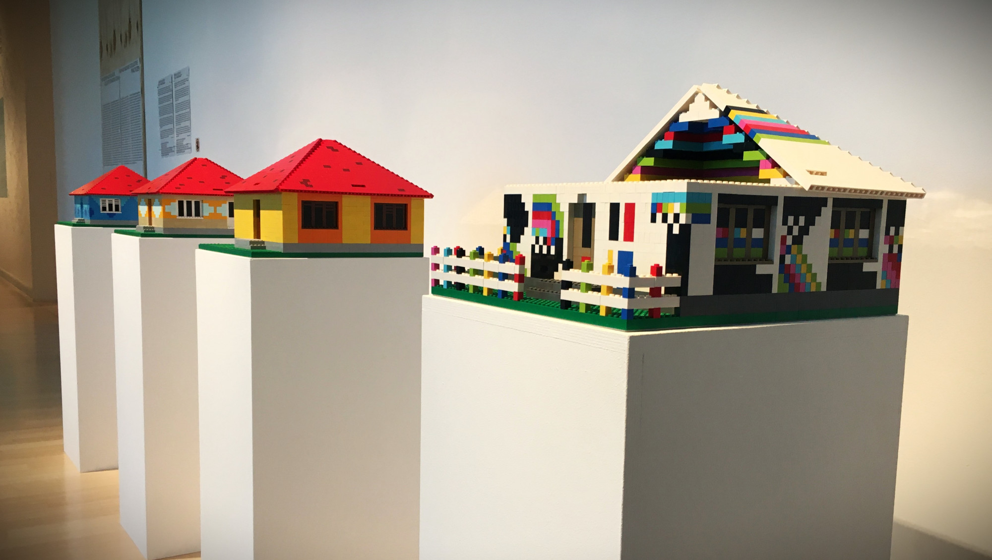 A Tekerdi Csoport 2024-es Kádár-kocka változatok című Lego-installációja a Ludwig Múzeumban 2024. május 17-én