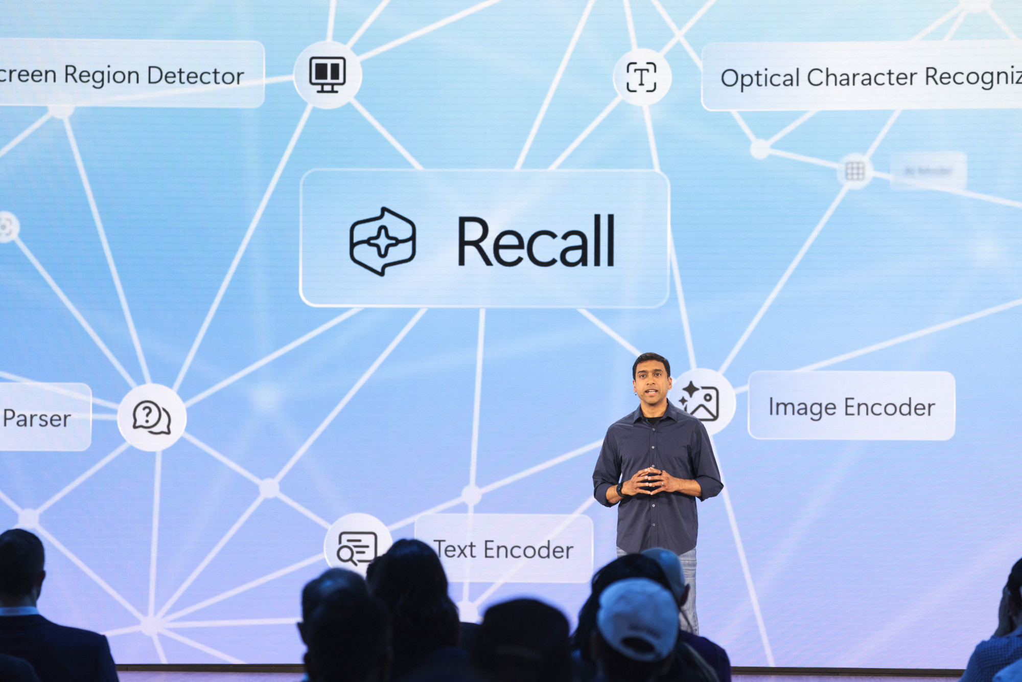 A Microsoft Windowsért felelős alelnöke, Pavan Davuluri bemutatja a Recall funkciót a vállalat május 20-i redmondi eseményén