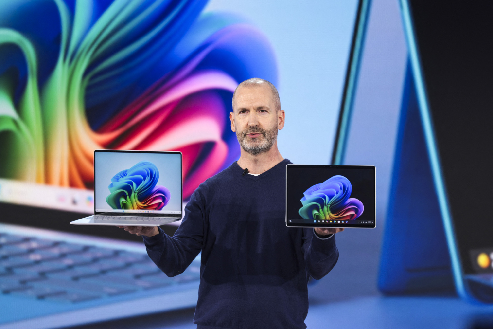A Microsoft Surface-termékekért felelős alelnöke, Brett Ostrum az új Surface Laptoppal és Surface Próval