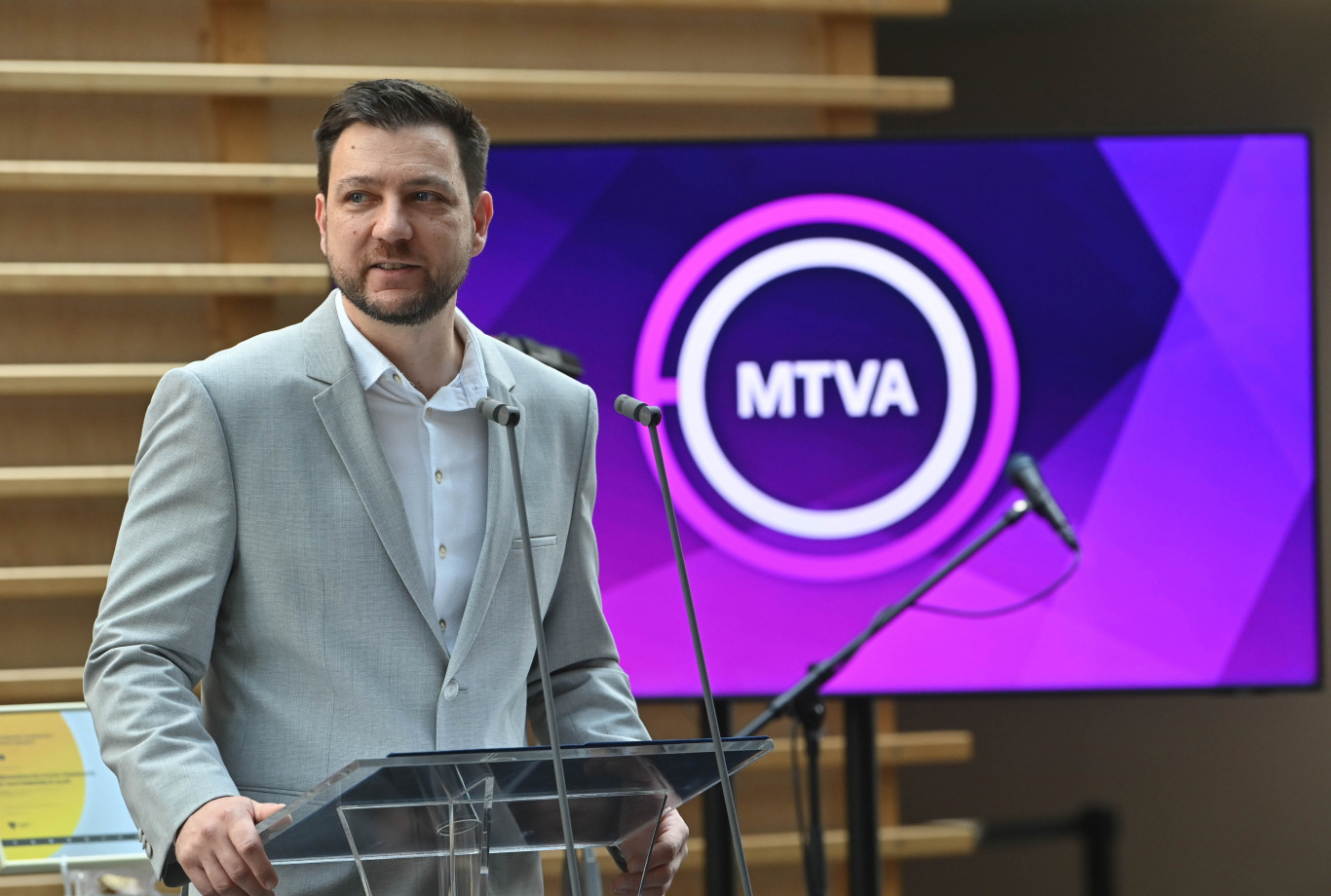 A közmédia már a listavezetői vita meghívójában is óriásit csúsztat