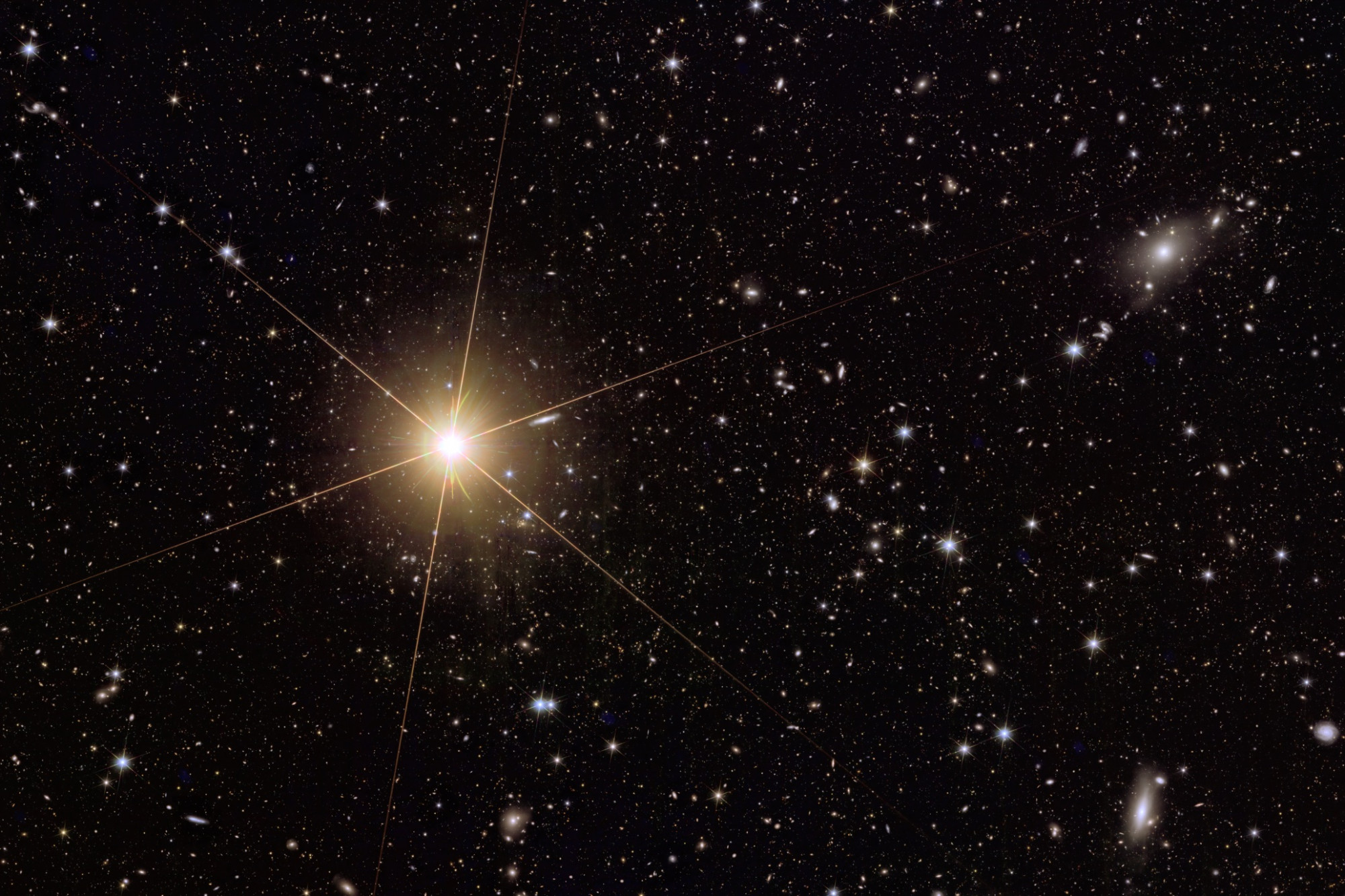 Az Abell 2764 galaxishalmaz és egy tejútrendszerbeli csillag (bal oldalt) a Euclid űrtávcső felvételén. A kép az eredeti egy kivágott részlete.