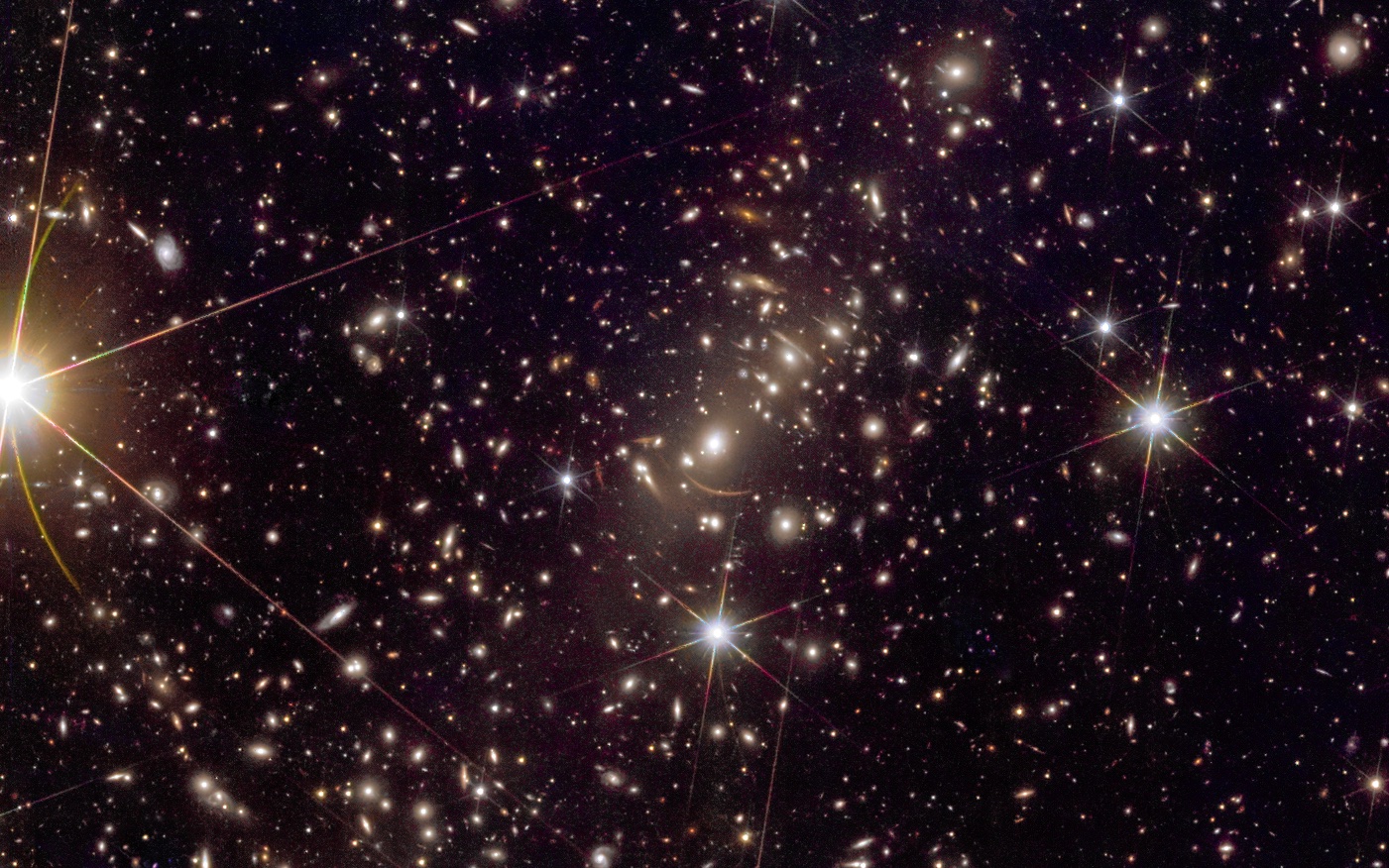 Kolosszális galaxishalmazok tárulnak fel a Euclid űrtávcső káprázatos új felvételein