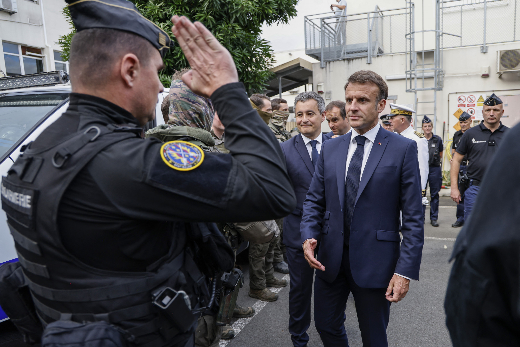Macron látogatása Új-Kaledónia rendőrségi központjában.