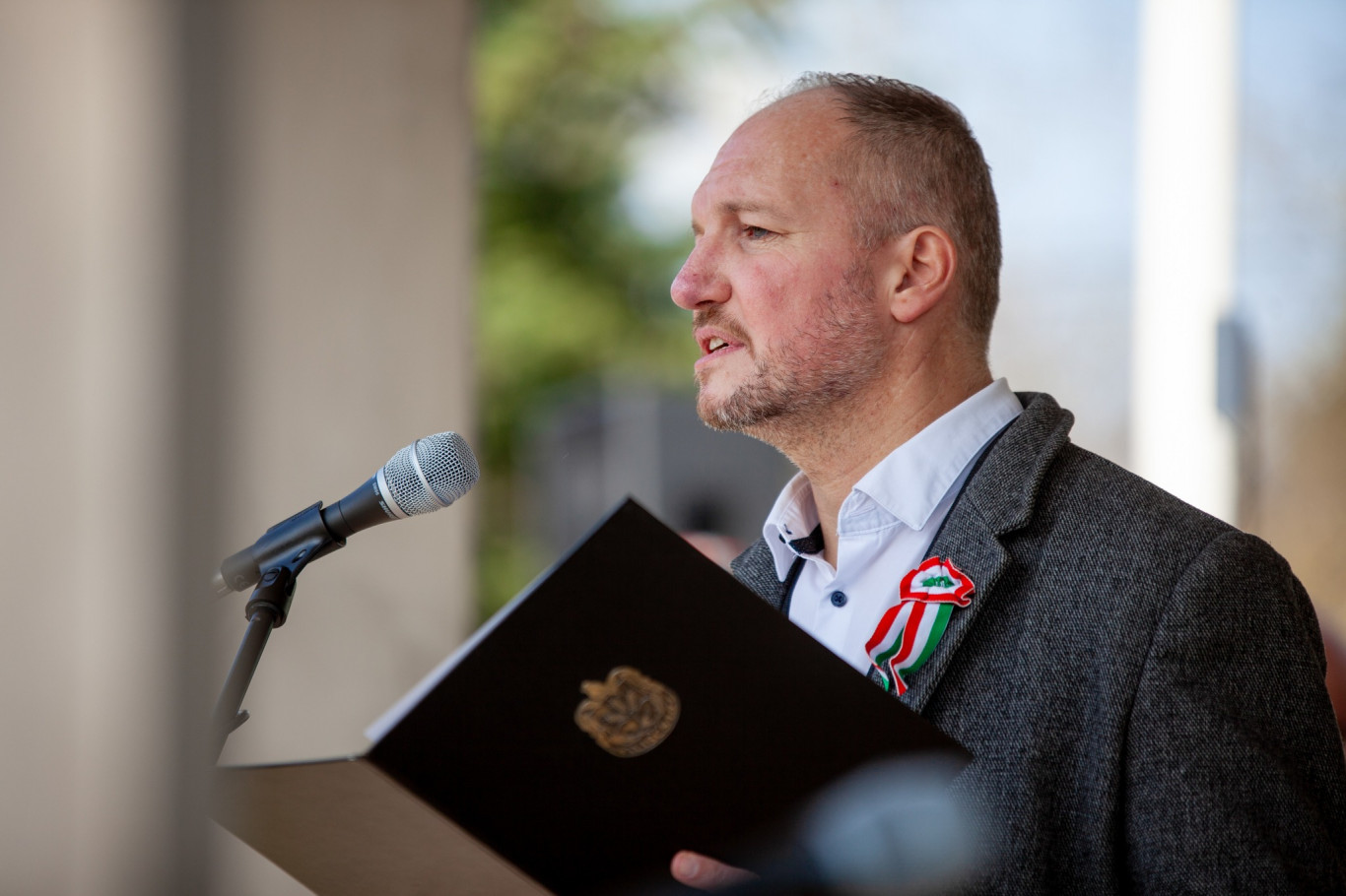 Piliscsaba KDNP-s polgármestere áthelyezteti az iskola mellé kirakott „STOP Háború” plakátot