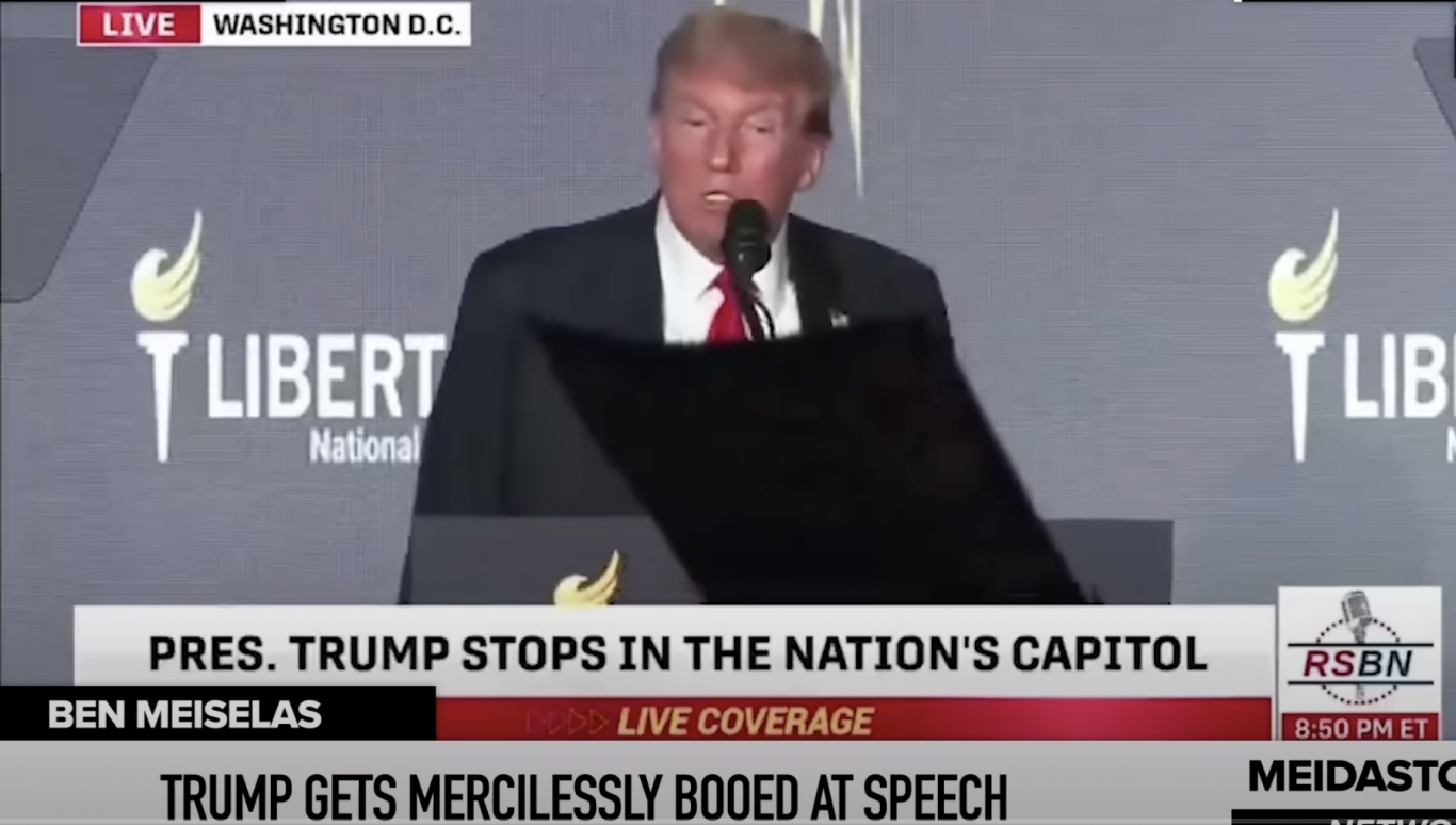 Trumpot kifütyülték a libertáriusok, a pódiumról szólt be nekik, a nézőtéren verekedés tört ki