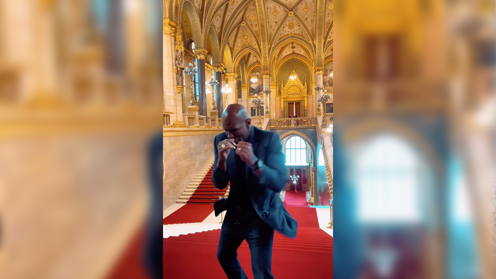 Az Országház főlépcsőjén, a Szent Koronával szemben bohóckodott Orbán bokszoló vendége