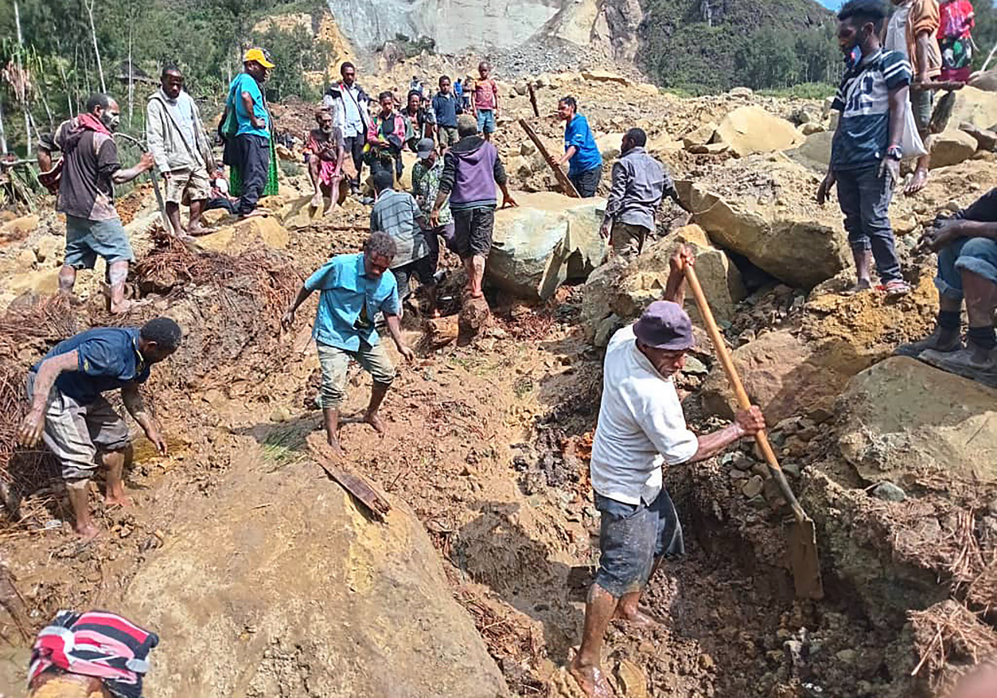 670 ember lehet a földcsuszamlás után a felszín alatt eltemetve Pápua Új-Guineában
