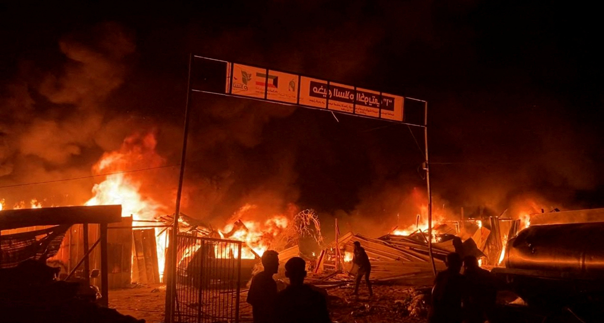 A légicsapás utáni tűz a rafahi menekülttáborban