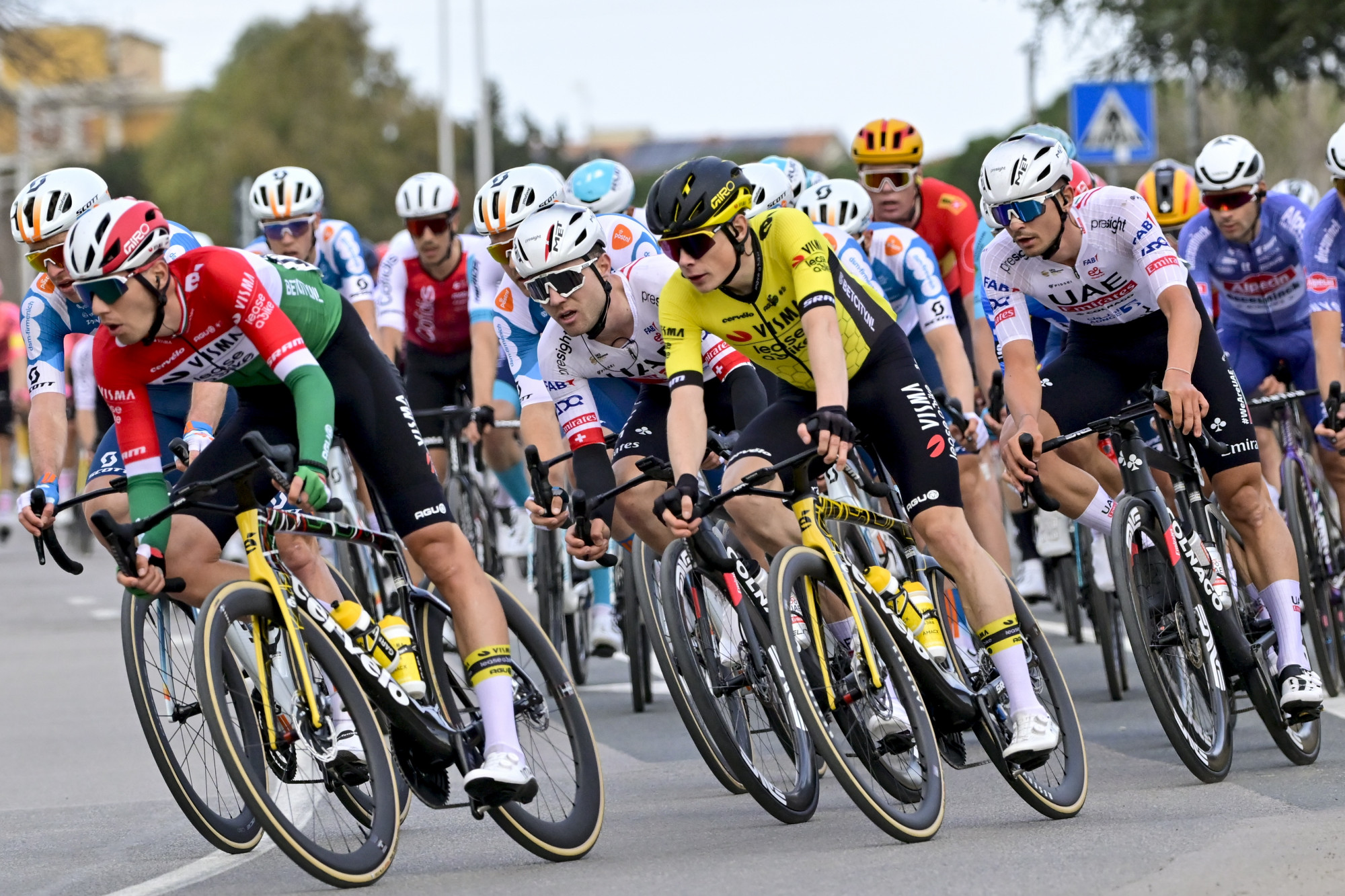 Valter Attila mögött csapatfőnöke, Jonas Vingegaard előtt a Tirreno-Adriaticón, március 5-én