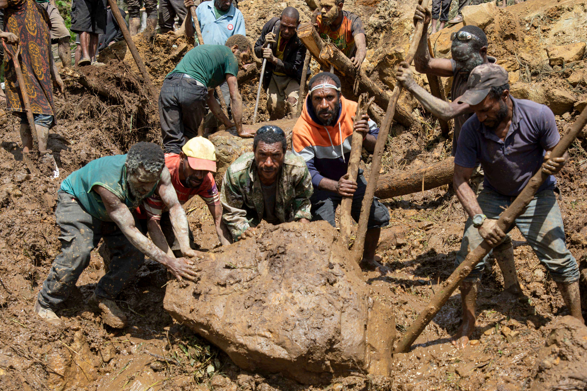 A pápua új-guineai katasztrófavédelem szerint 2000 embert temethetett maga alá a pénteki földcsuszamlás