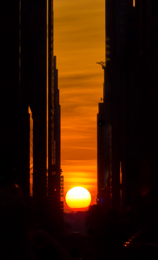 Manhattanhenge: aranyló fény a párhuzamos utcákon