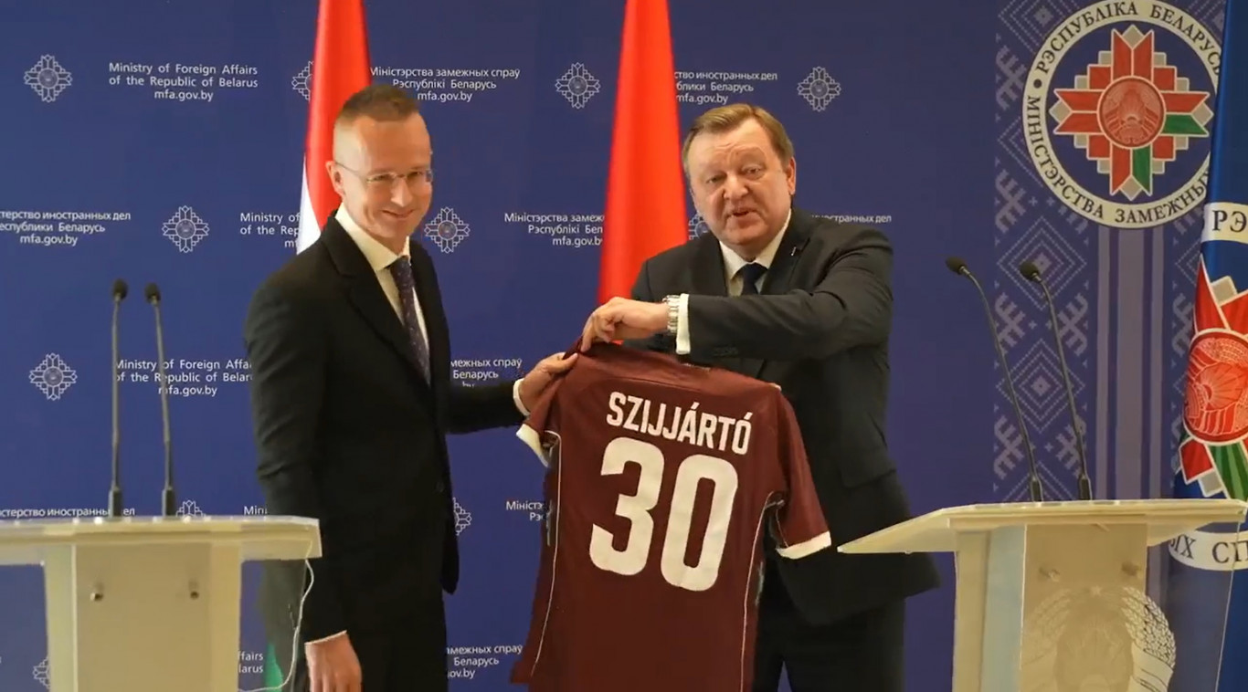 Szijjártó Péter felháborodott, hogy az orosz érdekek kiszolgálójának tekintik, másnap átvette a fehérorosz válogatott mezét Minszkben