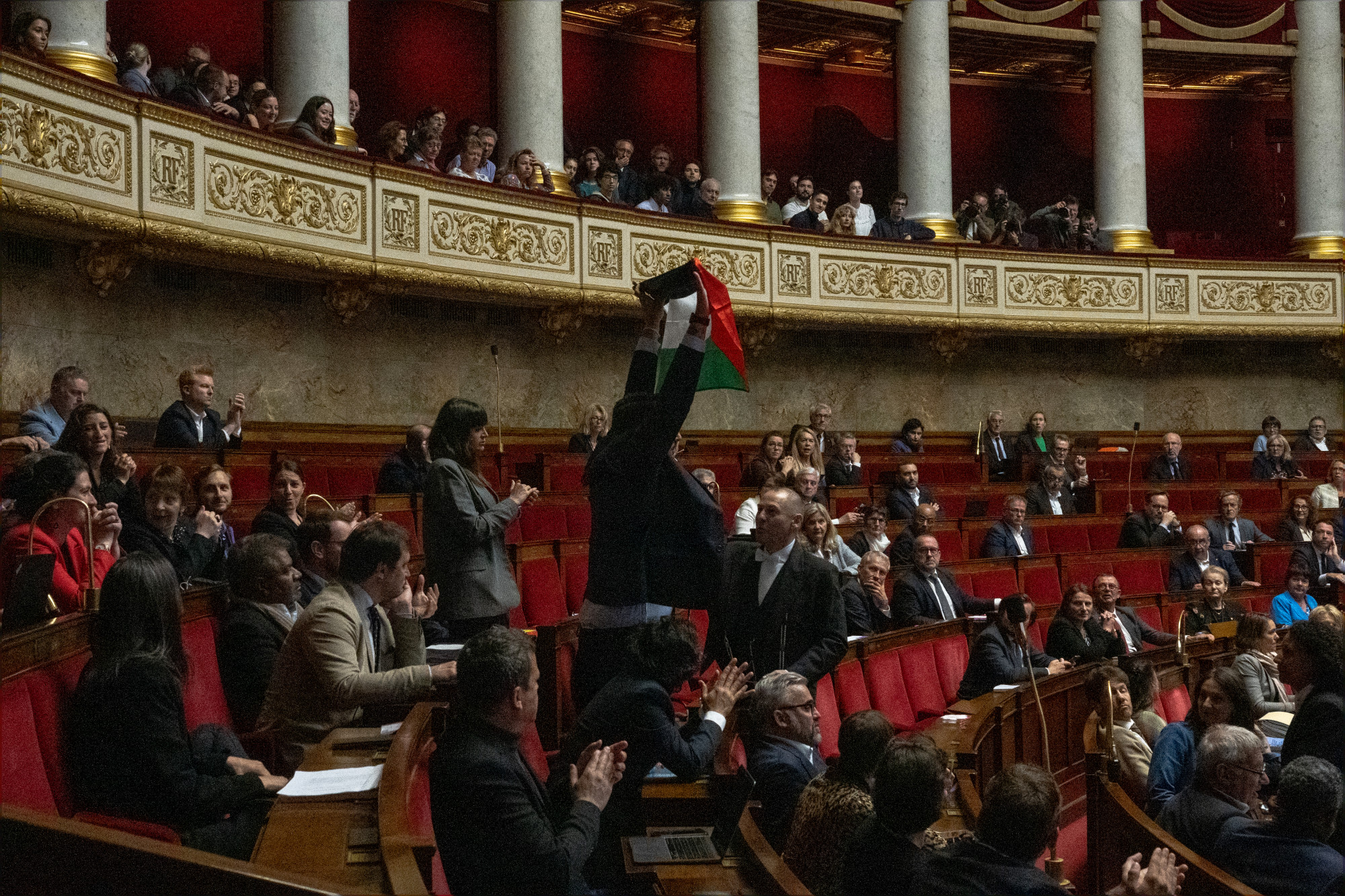 Palesztin zászlót mutatott fel egy képviselő a francia parlamentben, két hétre felfüggesztették