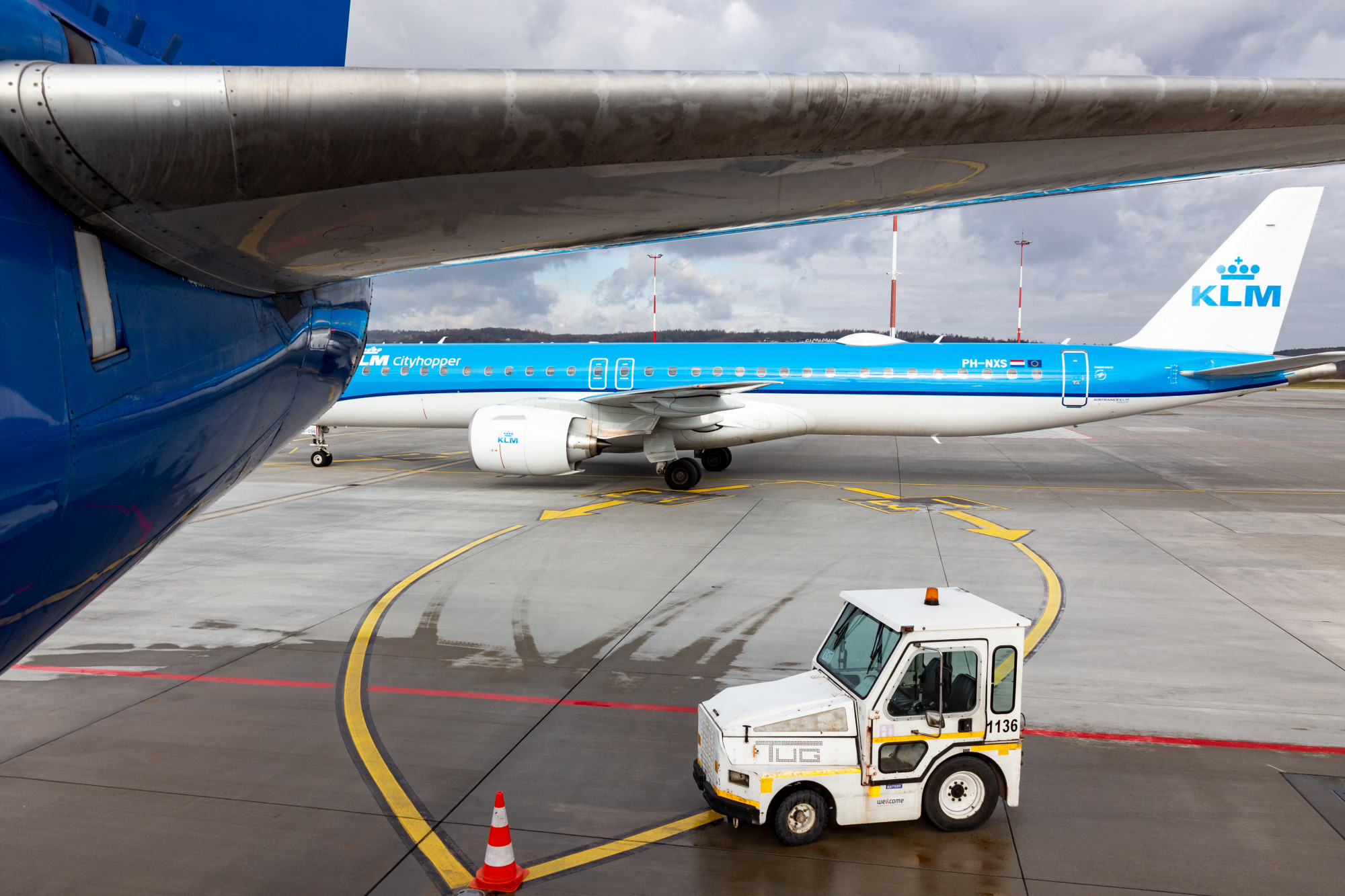 Meghalt egy ember az amszterdami repülőtéren, miután a gép járó hajtóművébe került