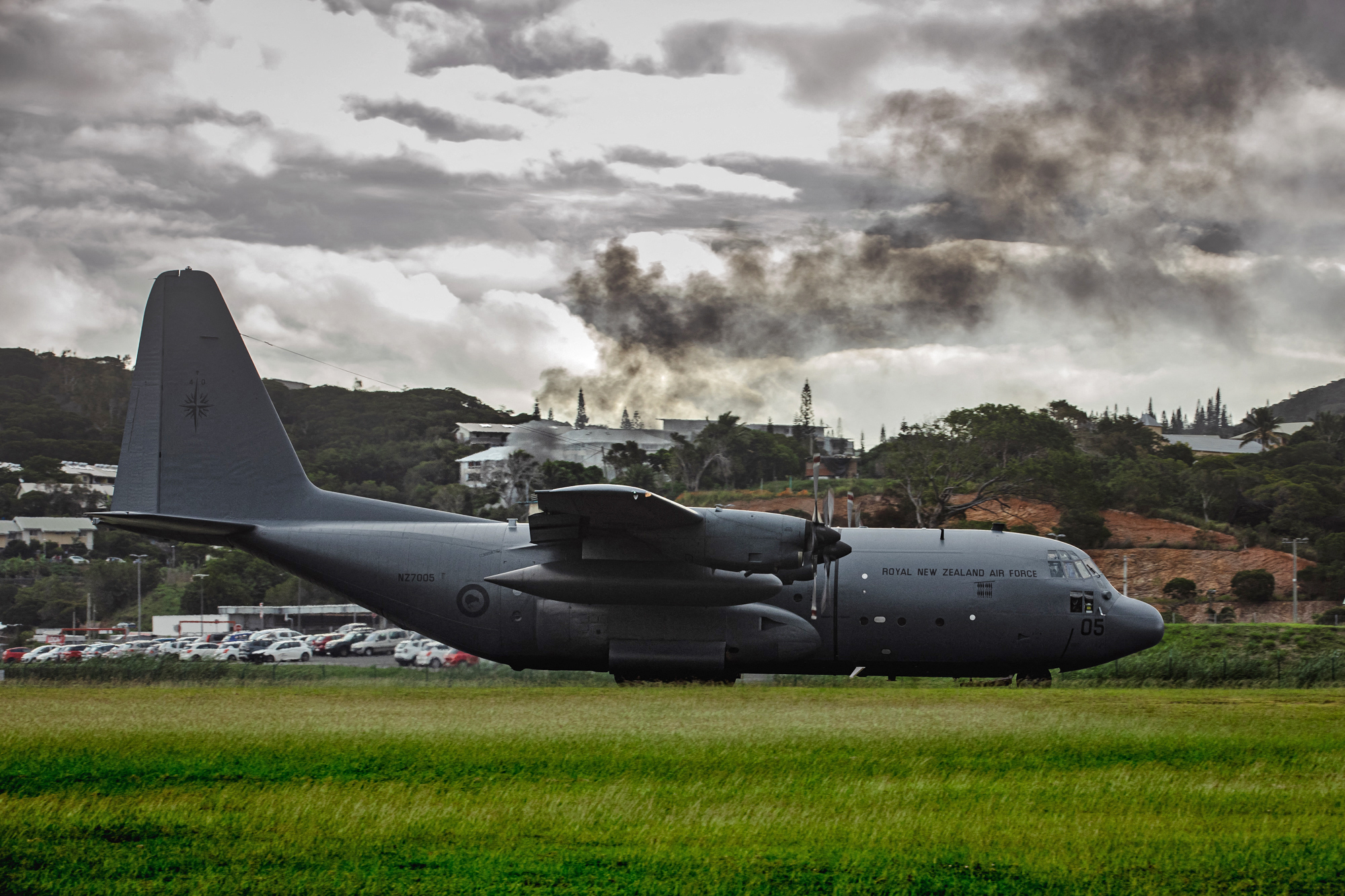 Új-zélandi katonai gép landol a nouméa-i reptéren május 21-én