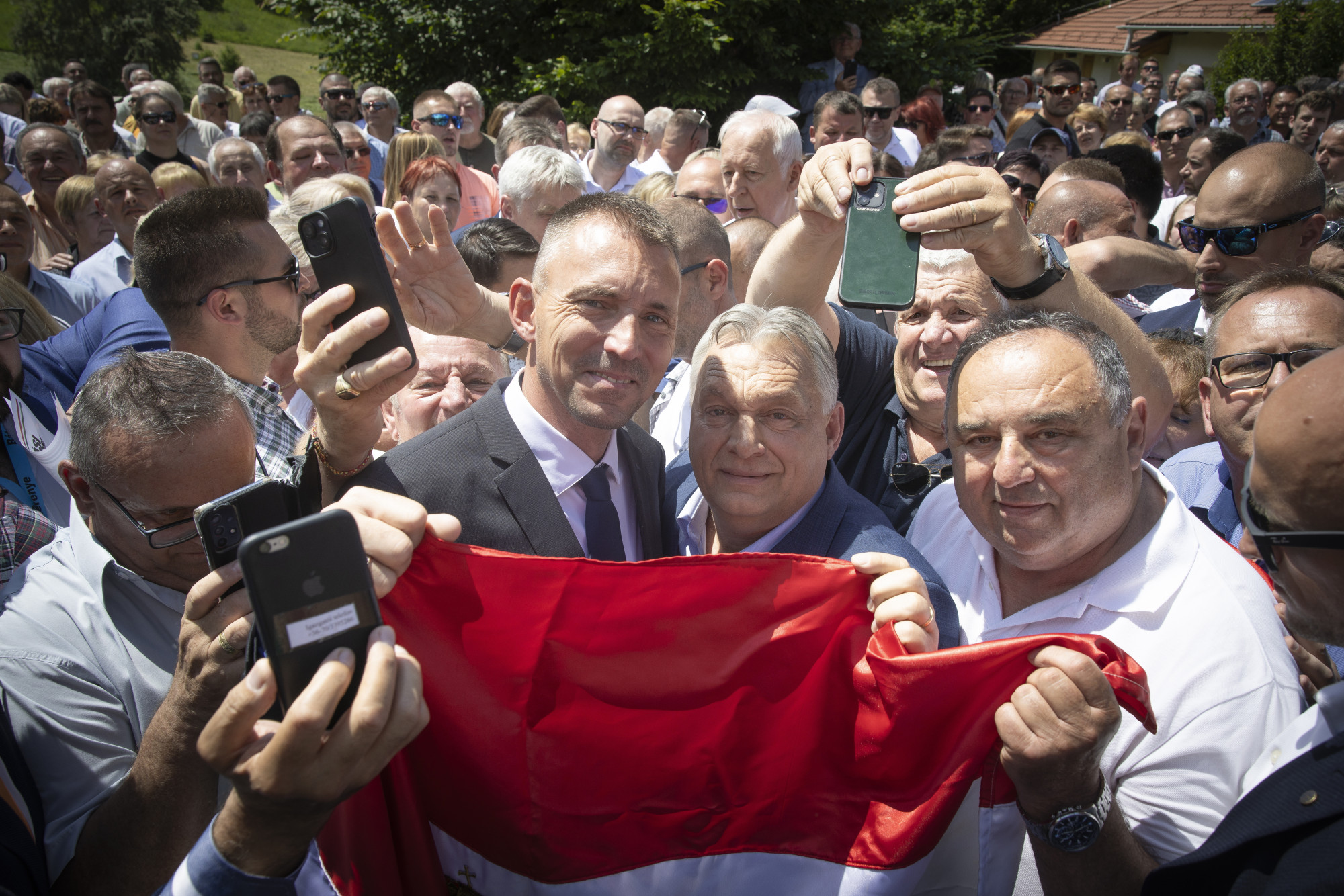 Kreicsi Bálint Orbántól jobbra egy salgótarjáni kampányeseményen