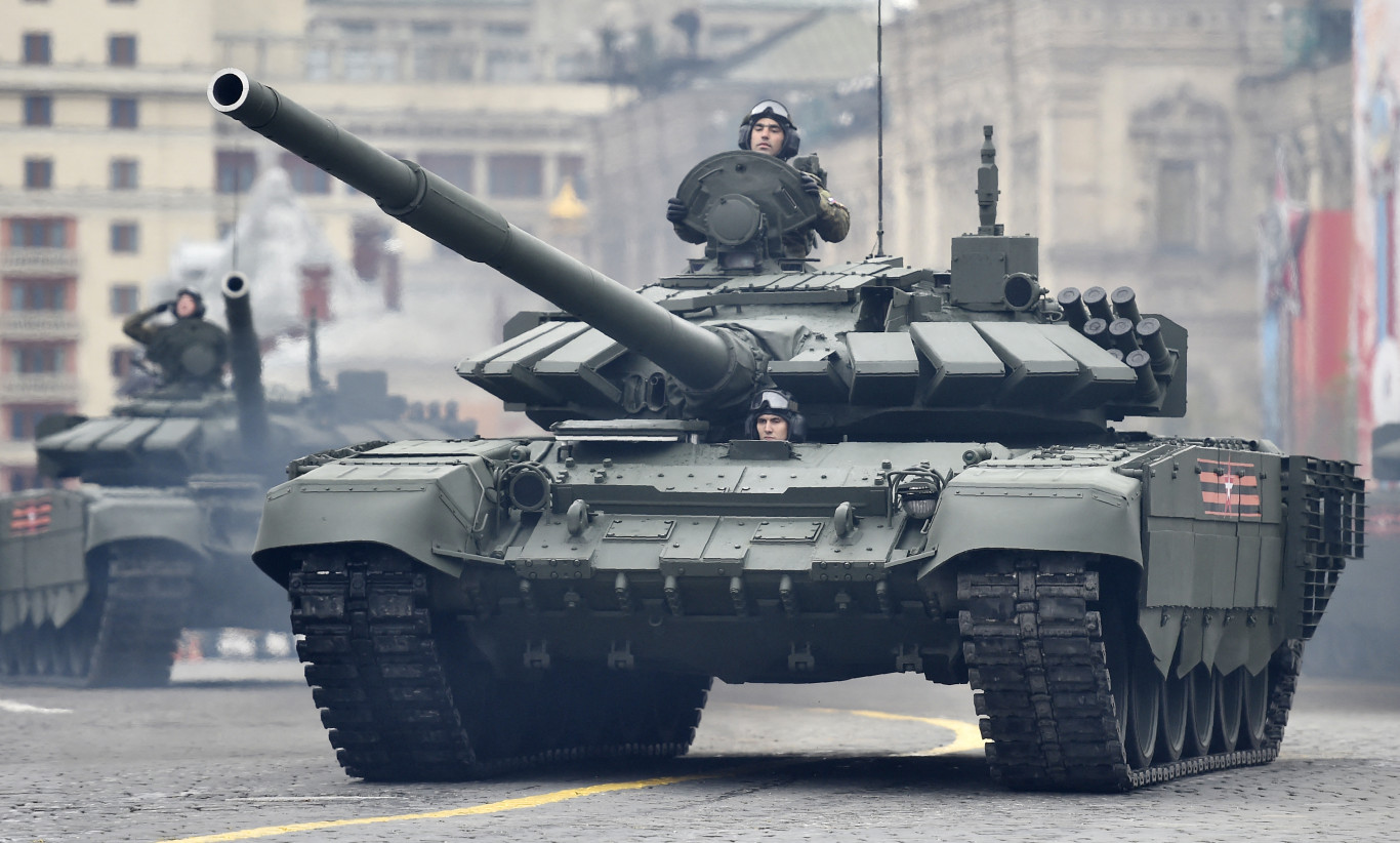A CÖF-nek sikerült egy orosz T-72-es tankot raknia az ellenzéket háborúpártizó plakáttankjára