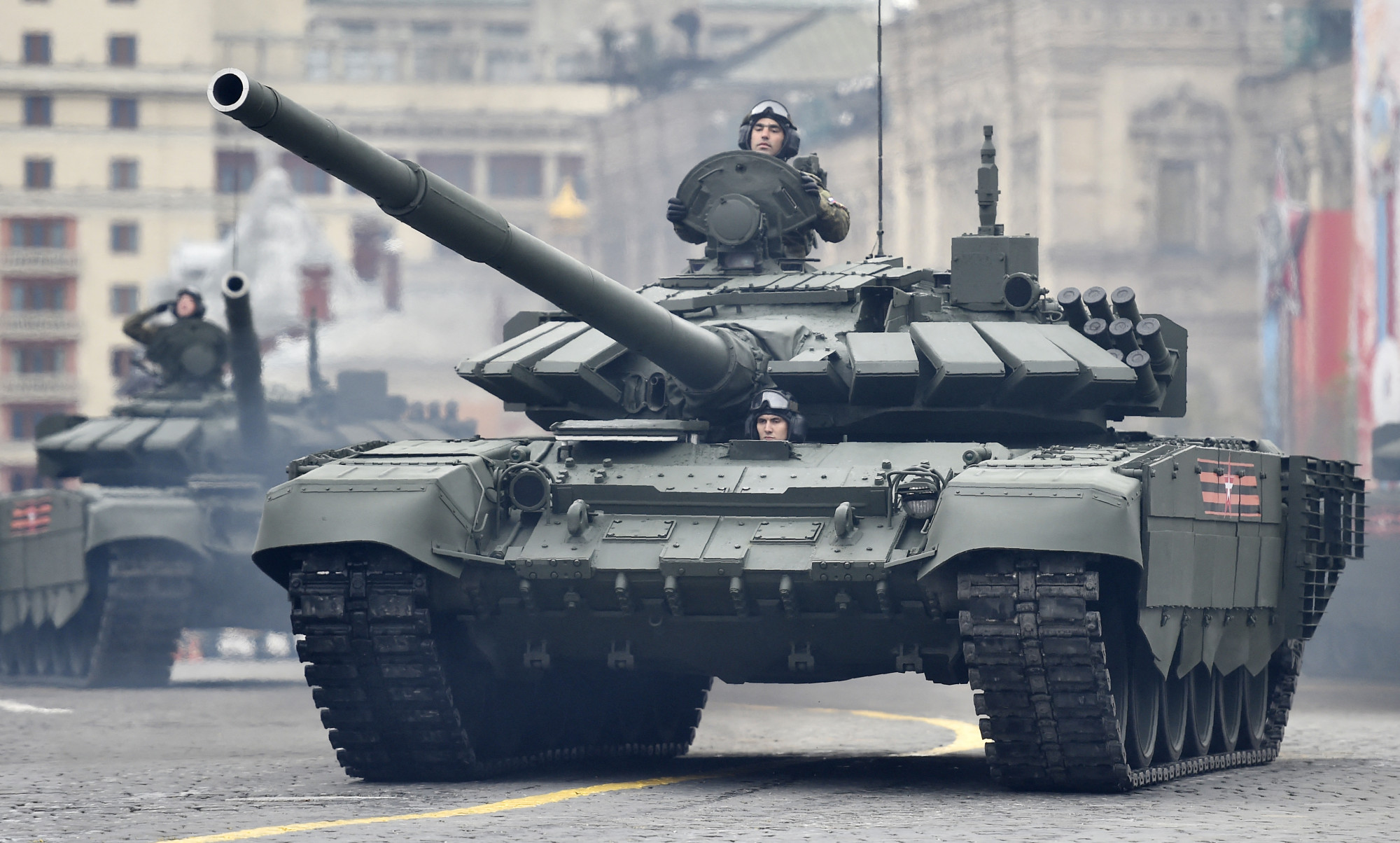 Orosz T-72B3 harckocsik a Vörös téren a győzelem napi katonai parádén Moszkvában 2017. május 9-én.