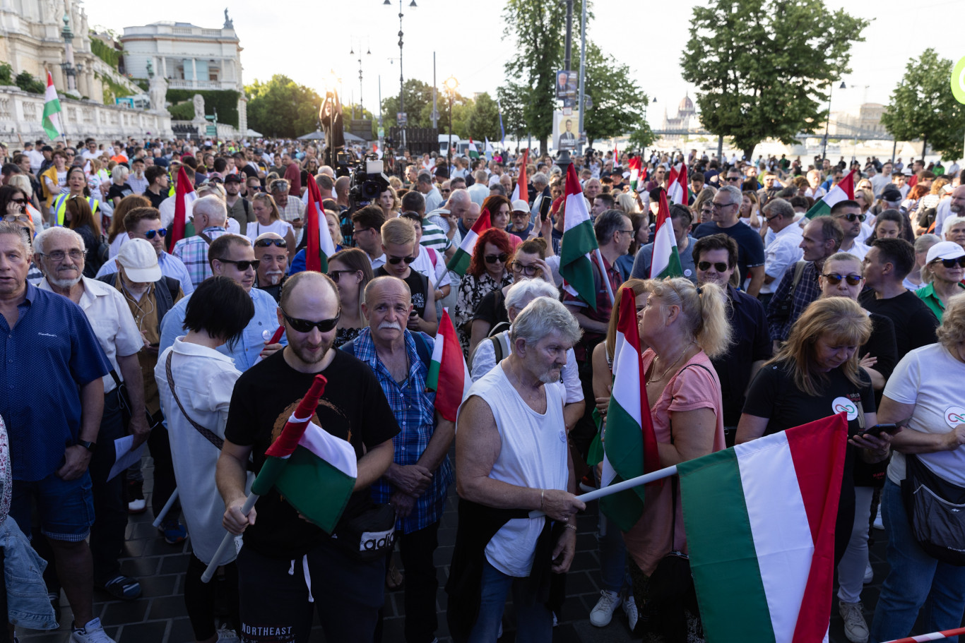 A köztévében vitáztak az EP-listavezetők, miközben kint a Tisza-párt szimpatizánsai gyülekeztek
