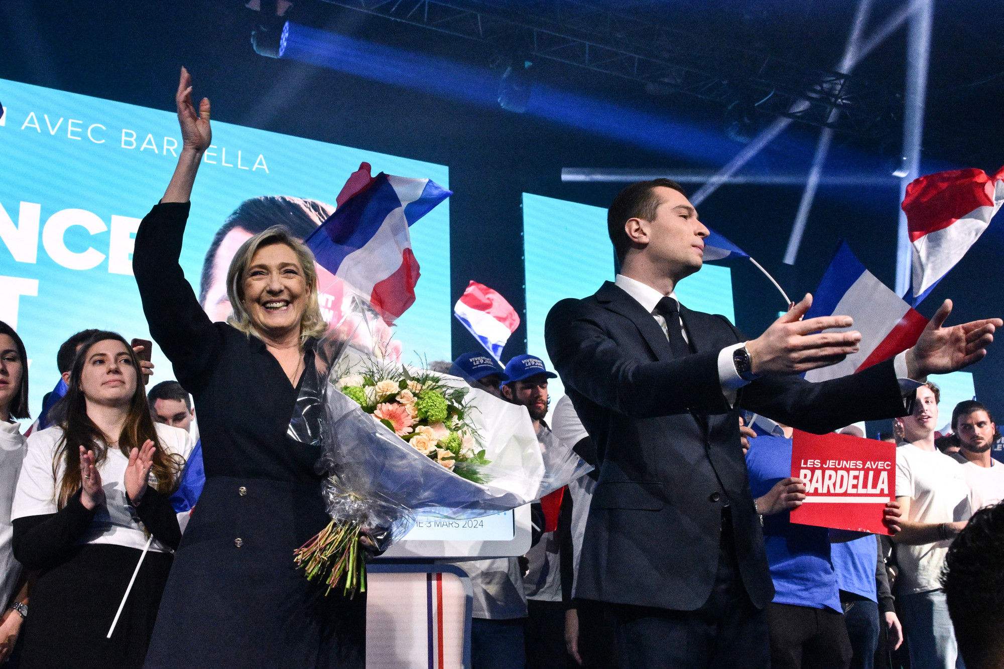 Marine Le Pen és pártjának ep-listavezetője, Jordan Bardella egy kampánygyűlésen.