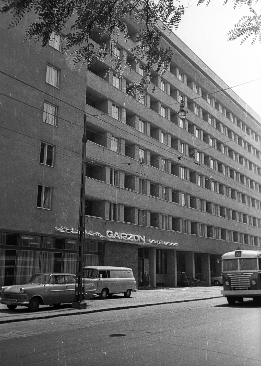 Budapest, Bajza utca 1., Garzonház. A földszinten a Garzon étterem és eszpresszó (1970)