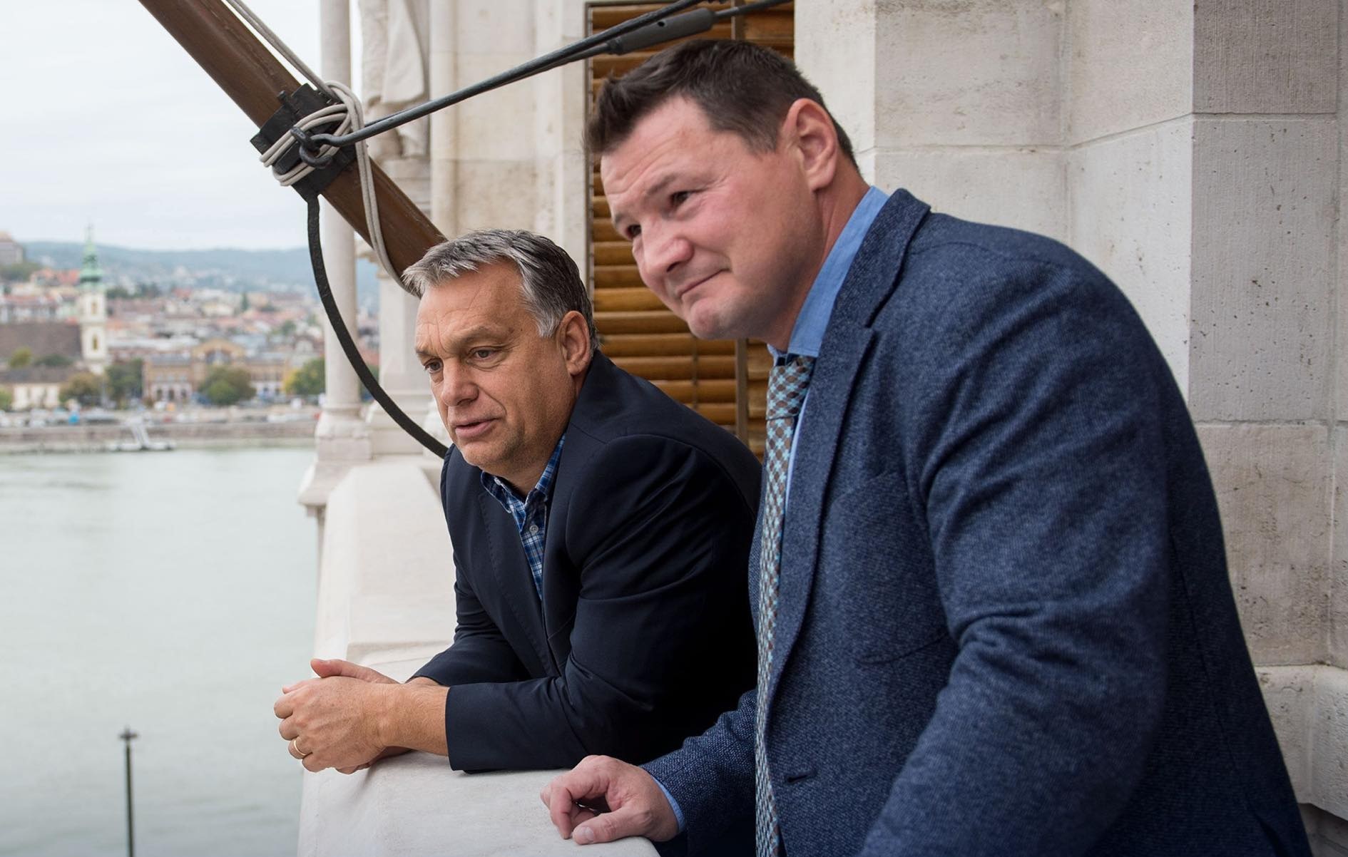 Orbán a magyar Kadirov, a bajnok bunyósok sorra járulnak a nagy harcos elé