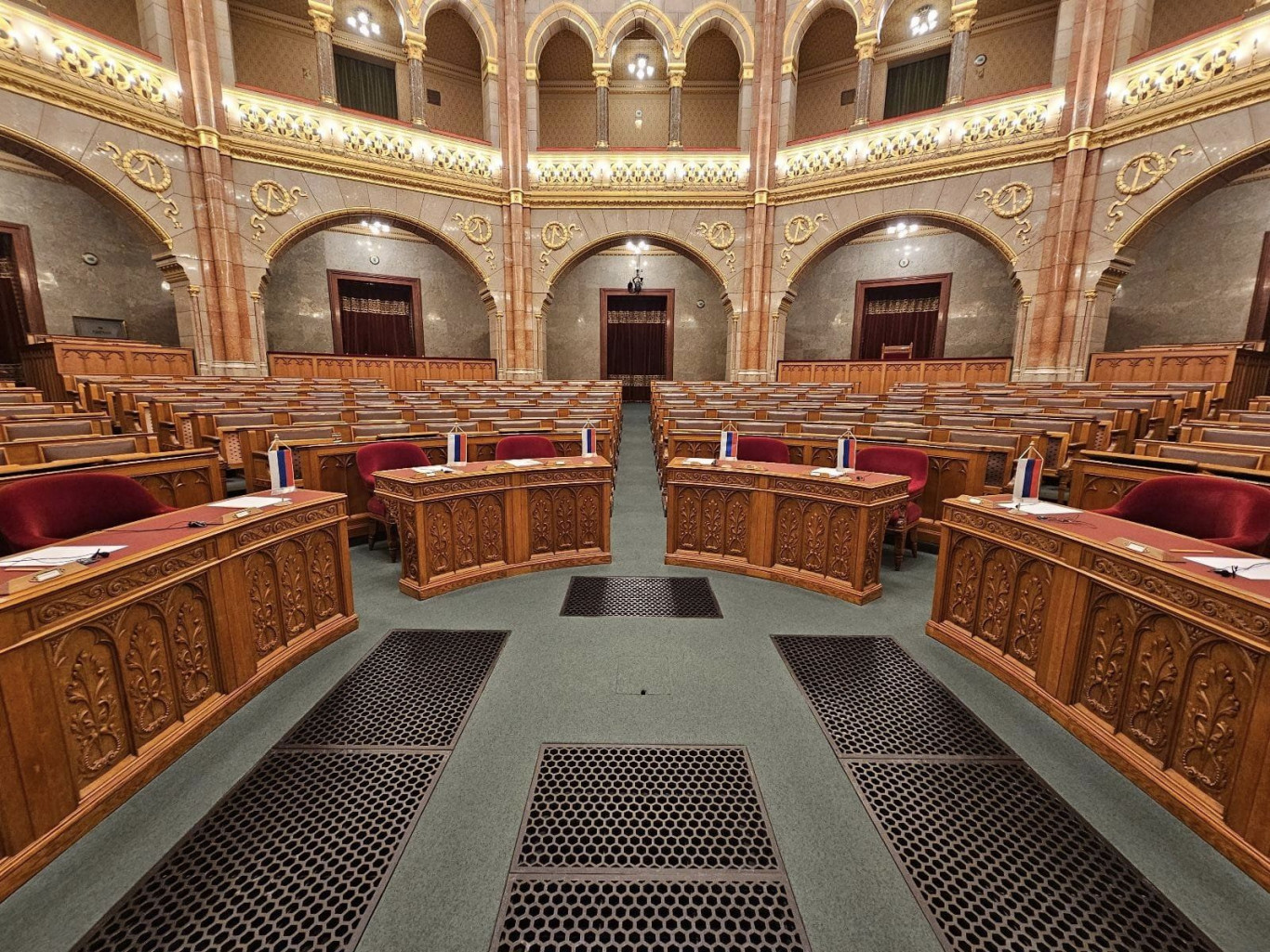Orosz zászlókkal jelölte a rendkívüli ülésről hiányzó fideszesek helyét a Momentum