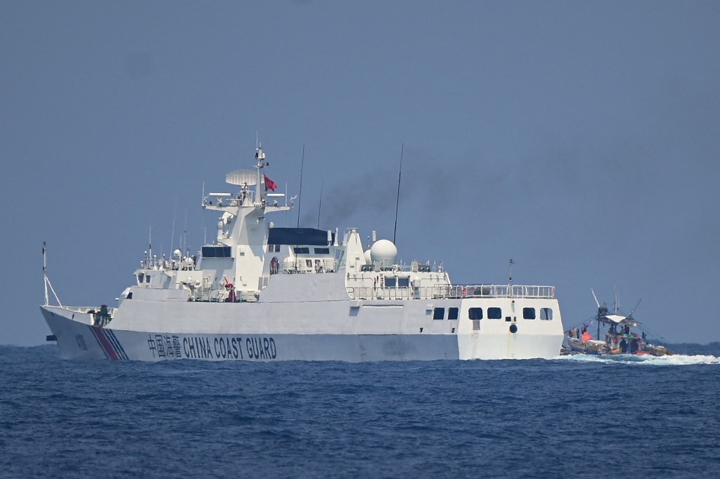 Kínai parti őrség hajója manőverezk egy Fülöp-szigeteki halászhajó mellett
