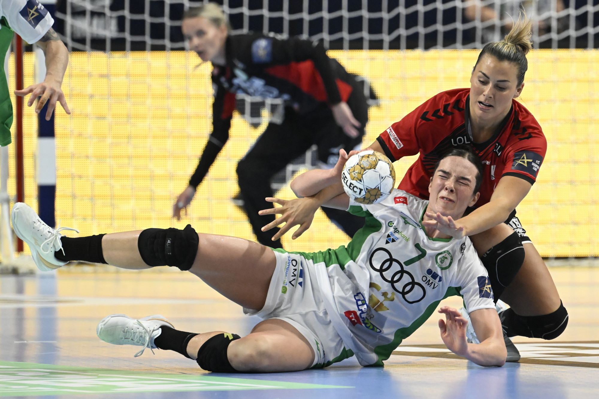 Nora Mörk, a Team Esbjerg és Kari Brattset, a Győri Audi ETO KC játékosa a női kézilabda Bajnokok Ligája elődöntőjében.