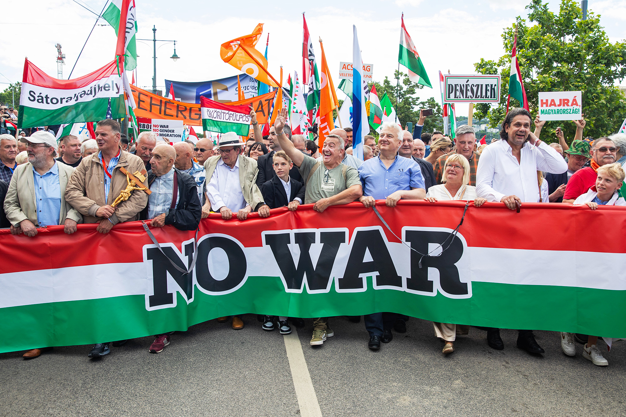 Vagy összevissza beszélt Orbán a Békemeneten, vagy Magyarország is belekeveredett a háborúba