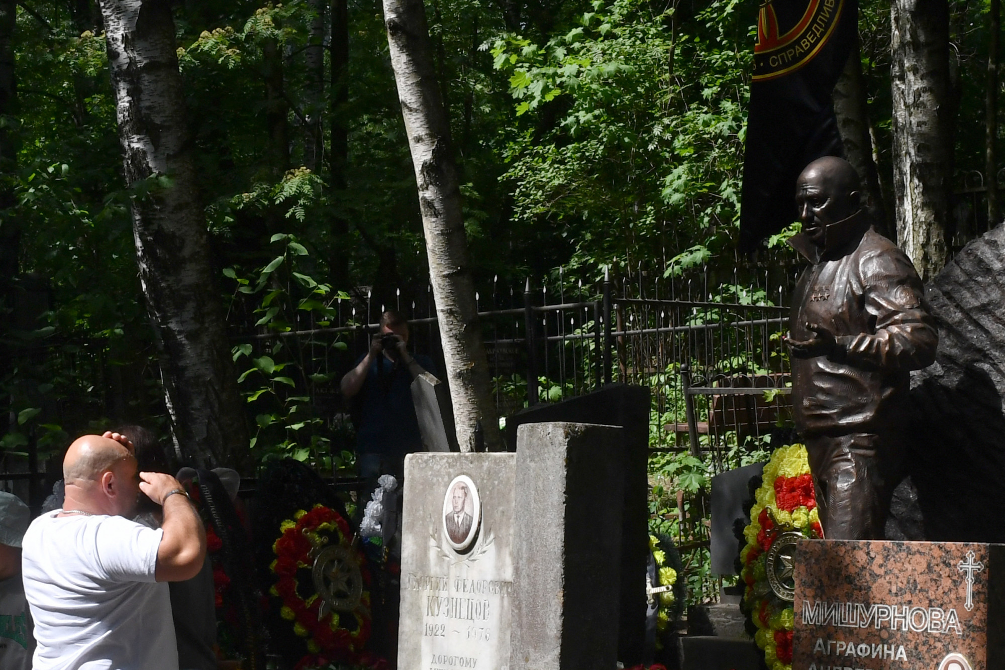 Három Oroszország Hőse kitüntetéssel a mellén avatták fel Jevgenyij Prigozsin bronzszobrát Szentpéterváron