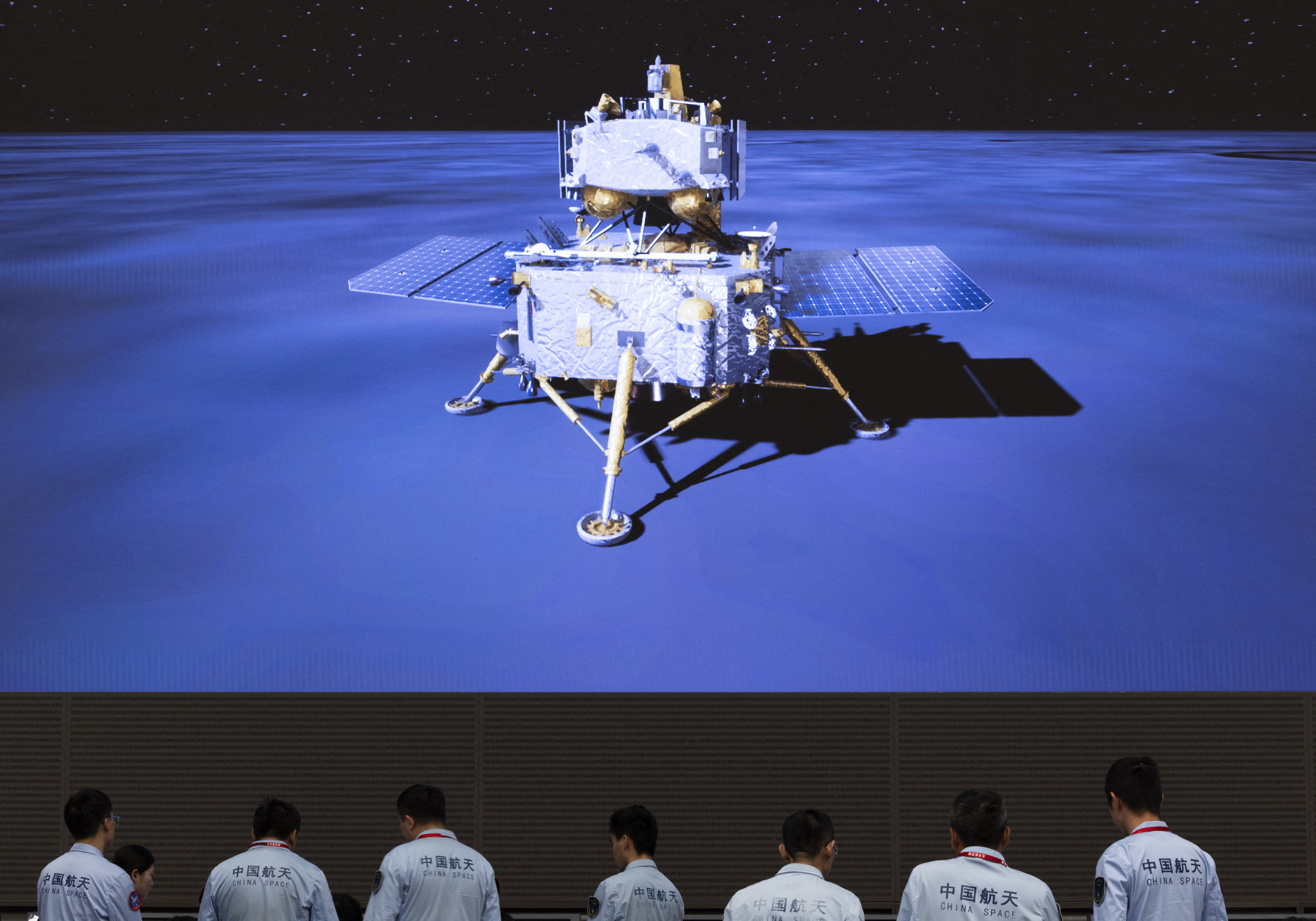 Itt az első AI-szelfi a Hold túlsó oldaláról: egy kínai holdjármű történelmet írt