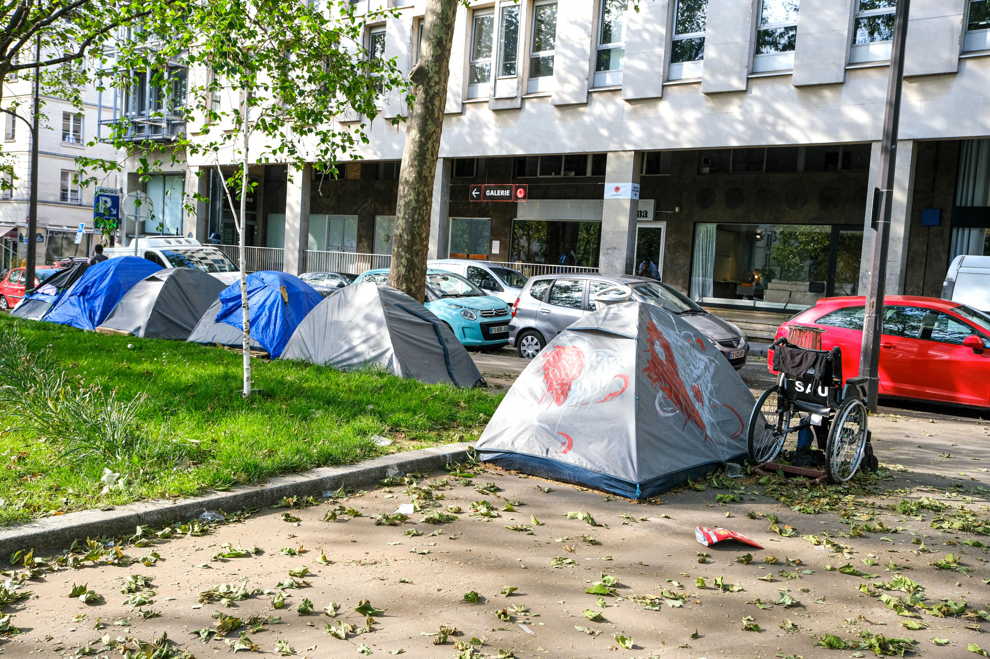 Bevándorlók és hajléktalanok sátrai Párizsban május 10-én.
