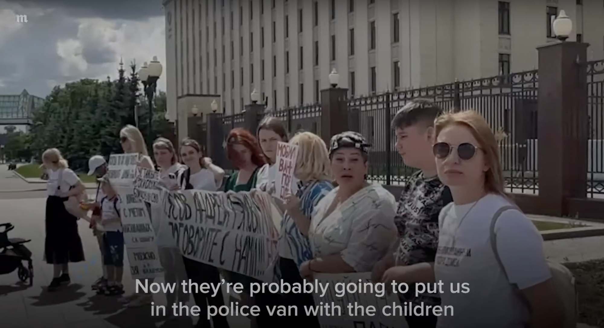 Mozgósított katonák feleségei tüntettek az orosz védelmi minisztérium előtt