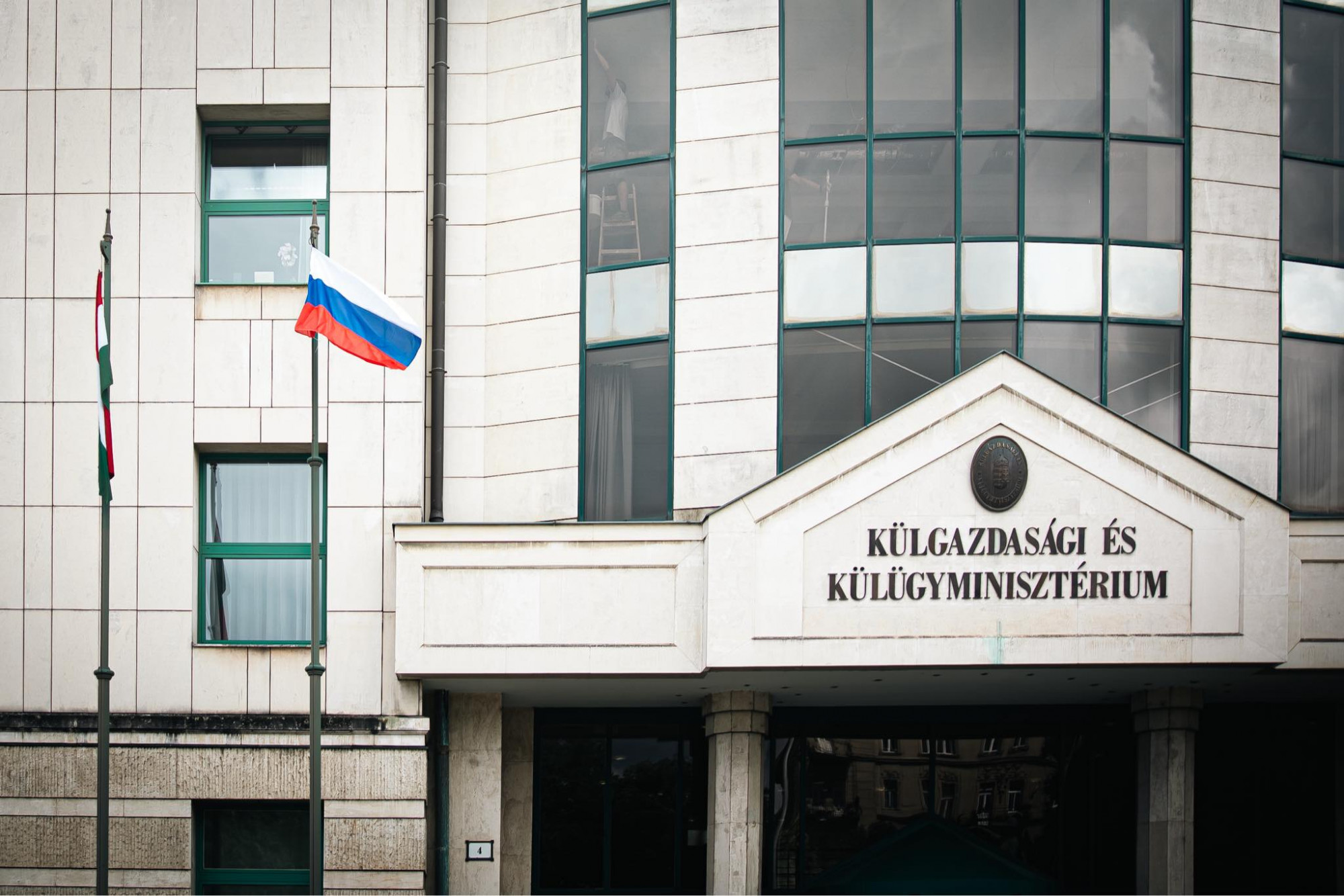 A felhúzott orosz zászló a Külügyminisztériumnál