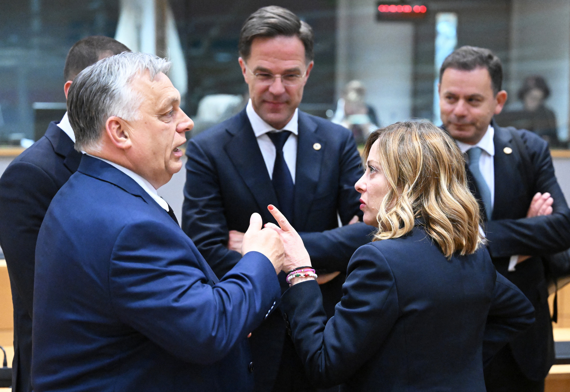 Orbán Viktor és Giorgia Meloni az Európai Tanács ülésén