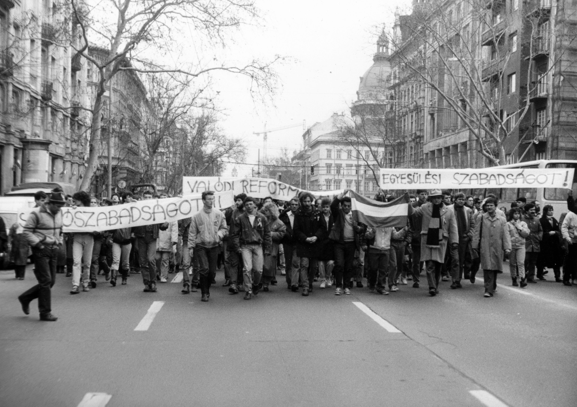 Az 1988. március 15-i ünnepség és politikai demonstráció résztvevői, középen világos dzsekiben Ungváry Krisztián (Bajcsy-Zsilinszky út, jobbra a háttérben a Szent István-bazilika)