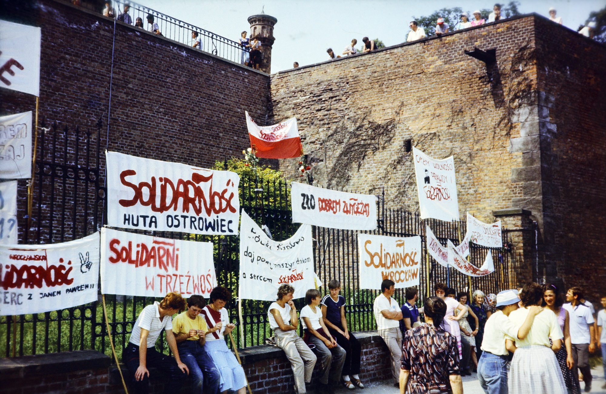 A lengyel Jasna Góra-i pálos kolostor előtt, a Fekete Madonnához történő zarándoklat során készült kép a Szolidaritás szakszervezet transzparenseivel (1985)