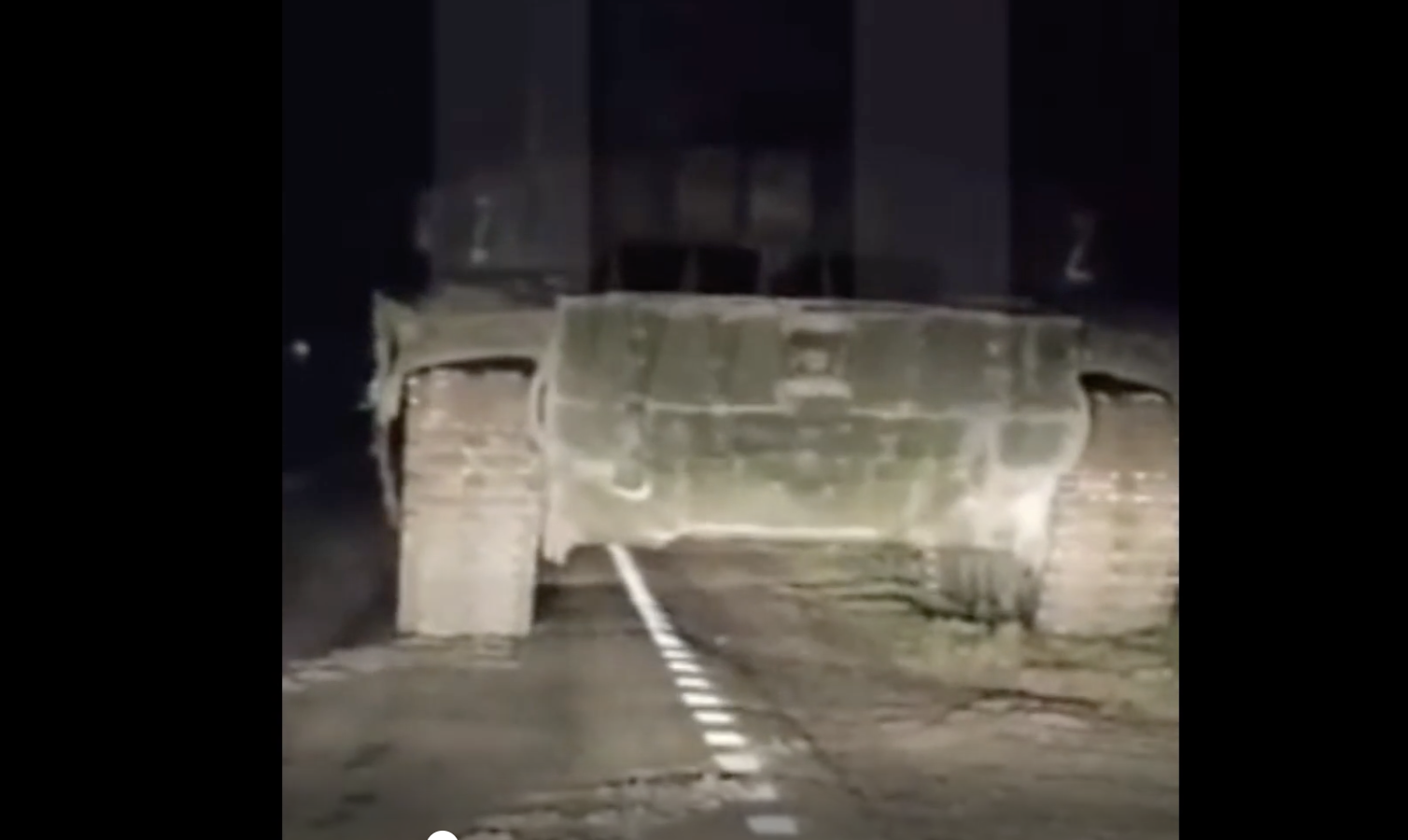 Videón, ahogy az orosz rendőrök elkapják a részeg tankost, aki áthajtott egy autón