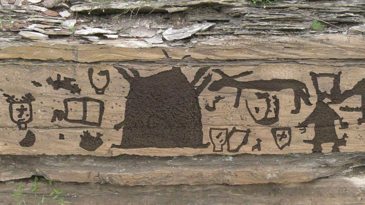 Egy vaskori szibériai településről készült sziklarajz részlete, rajta üstökkel
