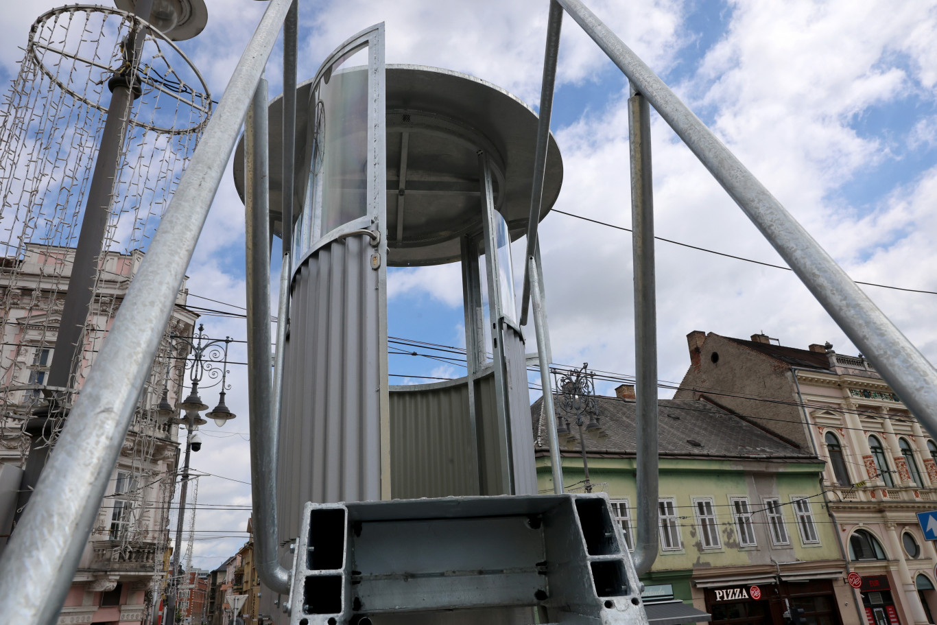 Újra áll a miskolci Villanyrendőr