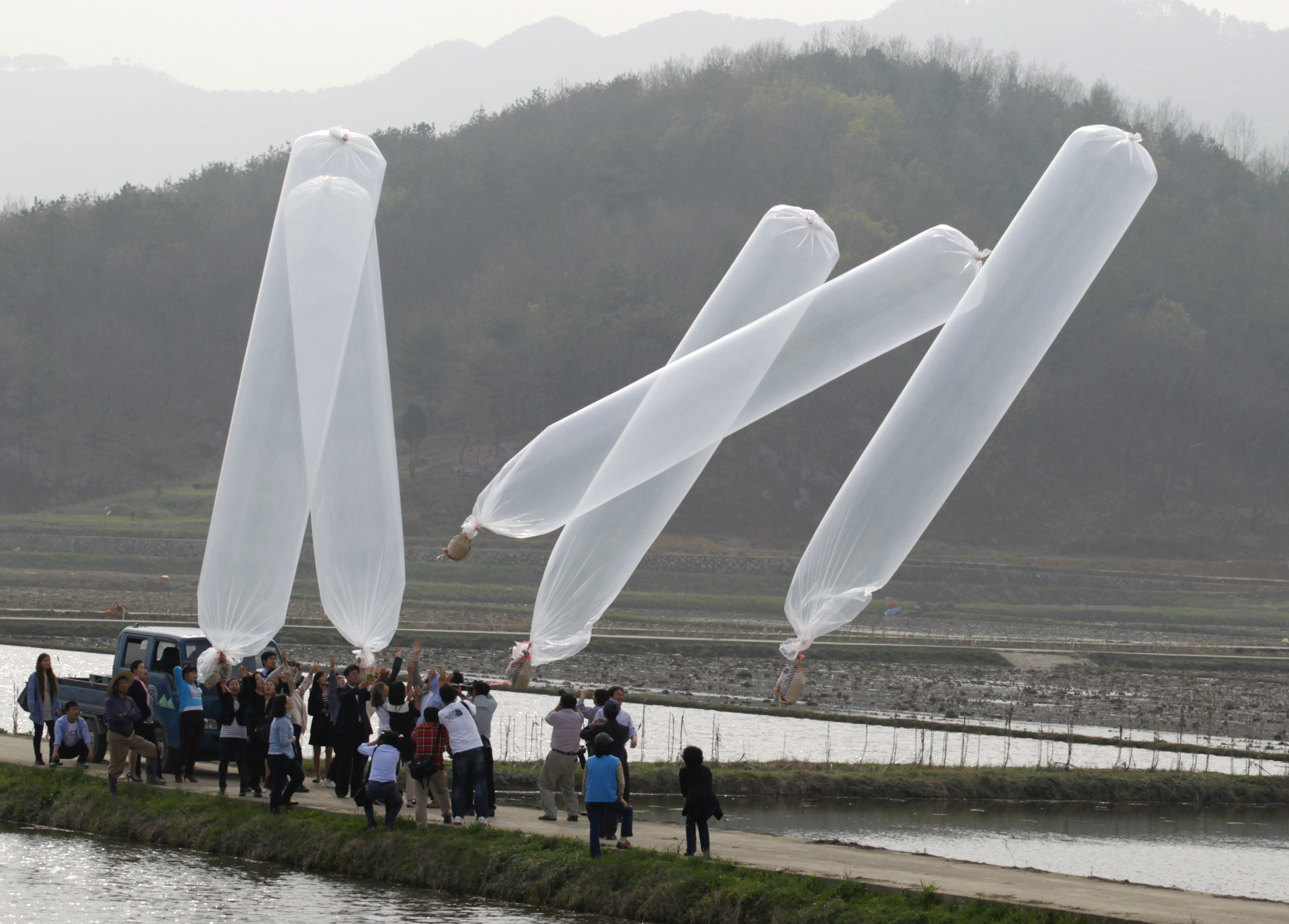 Dél-koreai aktivisták pendrive-okkal és szórólapokkal teli léggömböket küldtek Észak-Korea területére